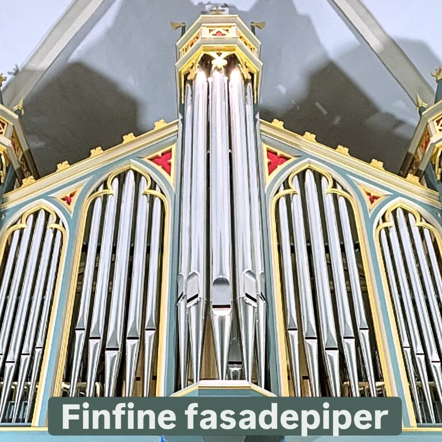 Bli kjent med Olavsorgelet 2:

Montre kommer av latin monstrare som betyr &aring; fremvise. Pipene i fasaden er ikledd 85% blankt og skinnende tinn. 

Montre 8&rsquo; er den dypeste og kan liknes med herrestemmene i et kor og Prestant 4&rsquo; med da