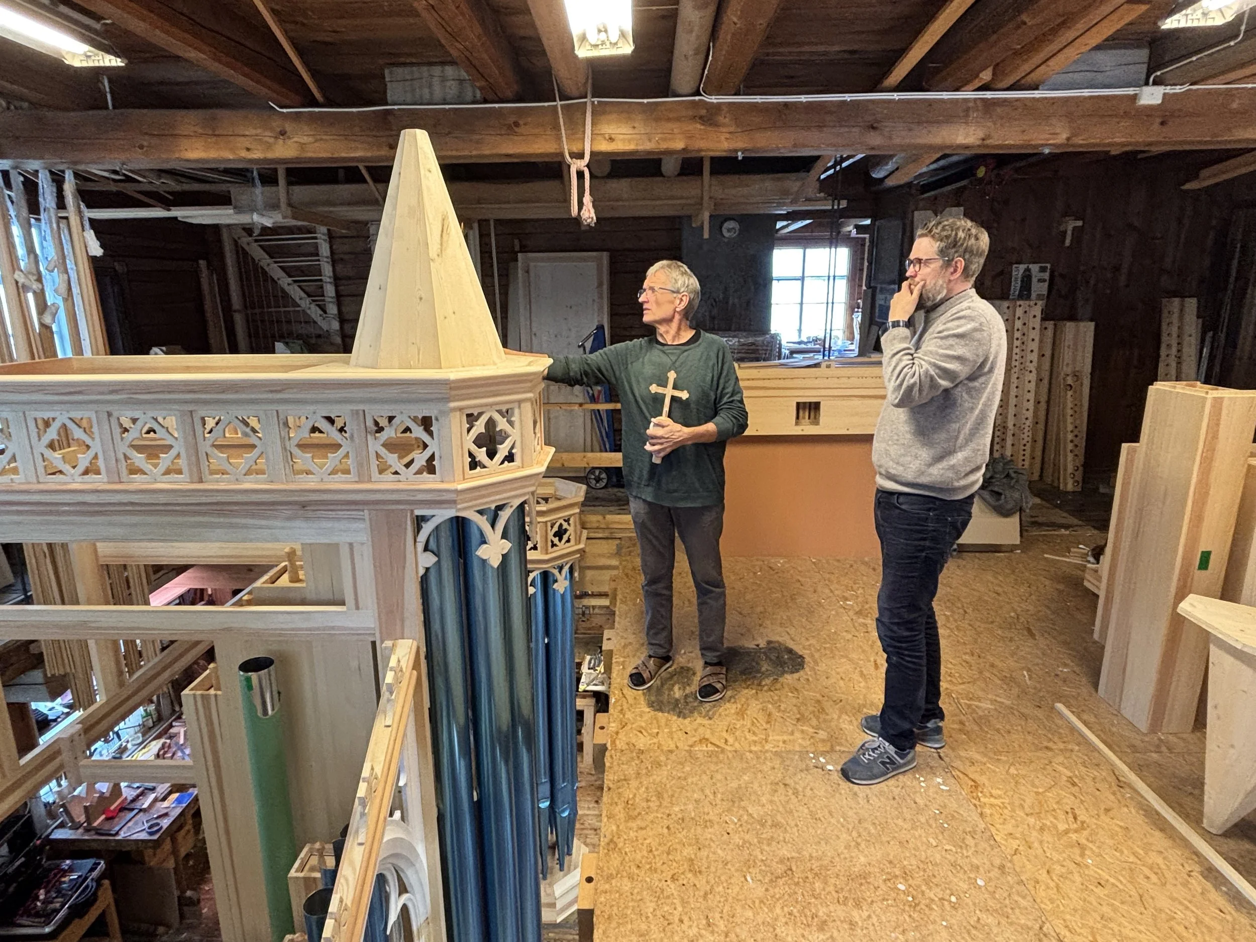Arkitekt Tor-Magnus Horten og orgelbygger Jann-Magnar Fiskvik arbeider med fasaden (foto: vos)