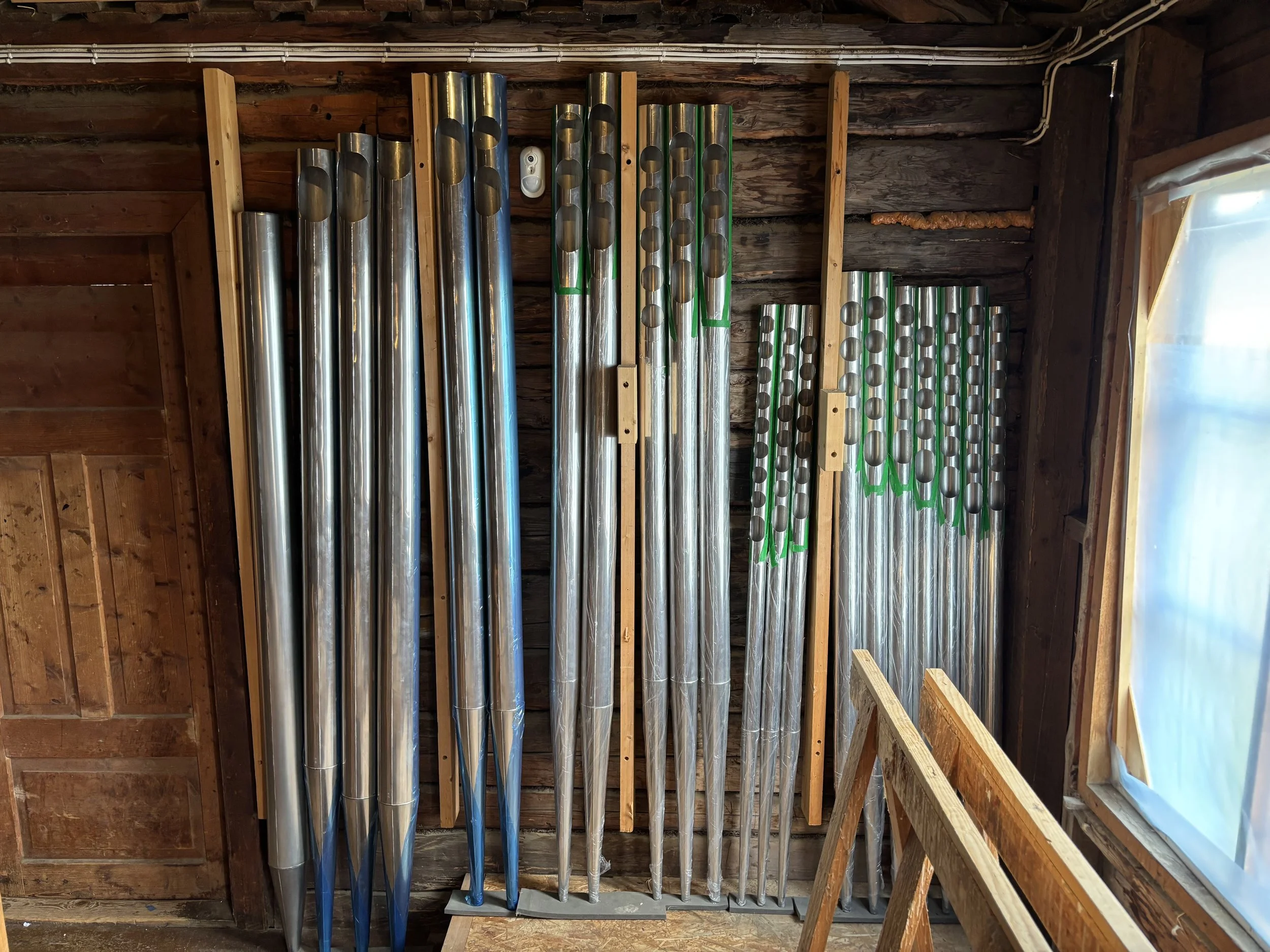 En samling fasadepiper står klare (foto: vos)