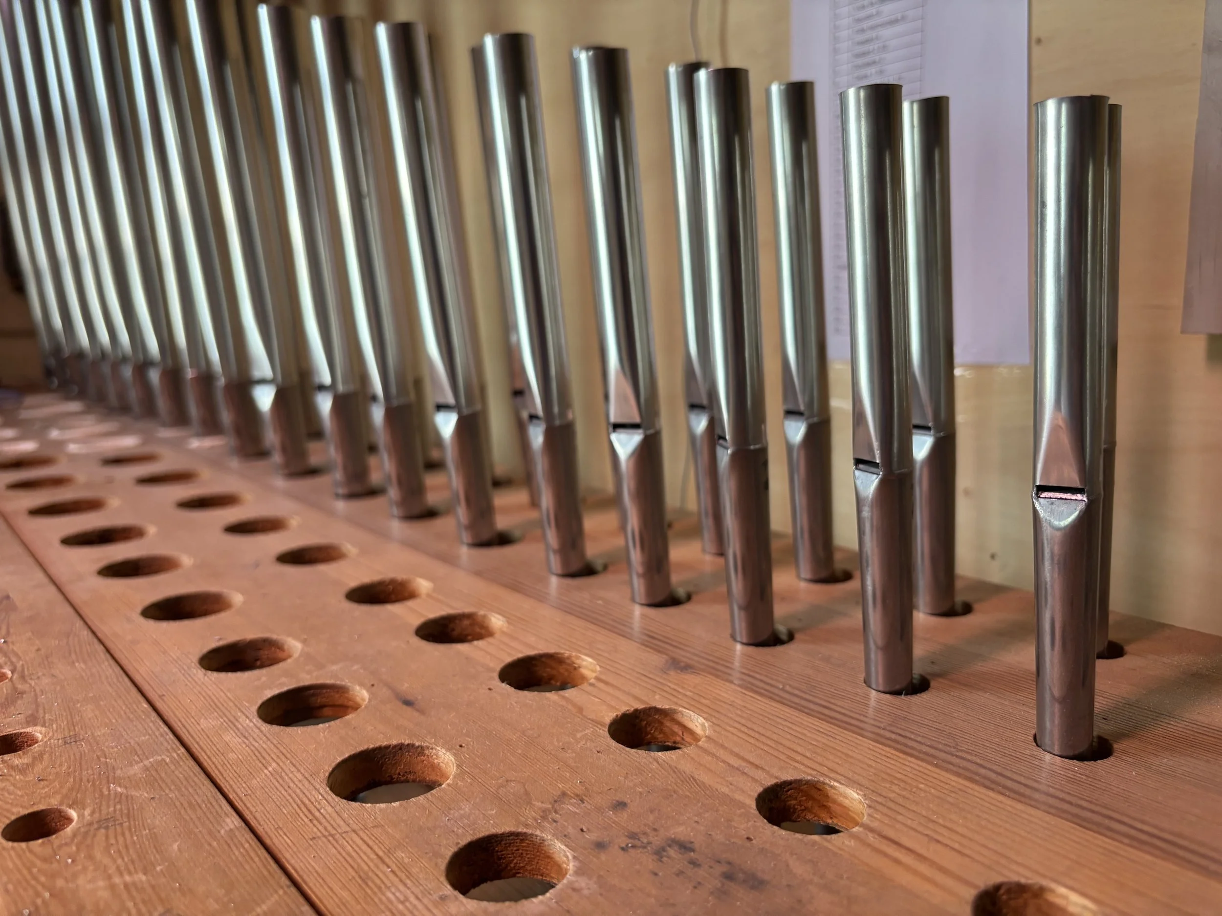 Piper står klare til stemming og intonering (foto: vos)