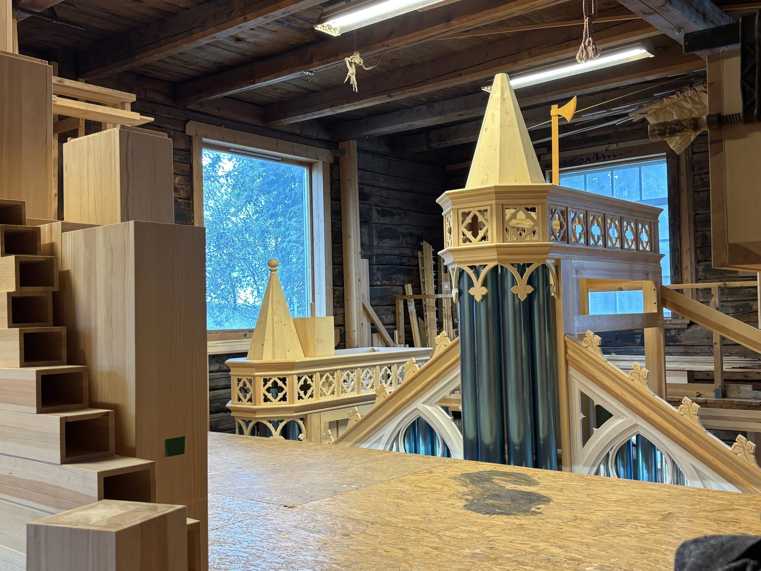 Orgelets overhus fyller to etasjer i verkstedet (foto: vos)