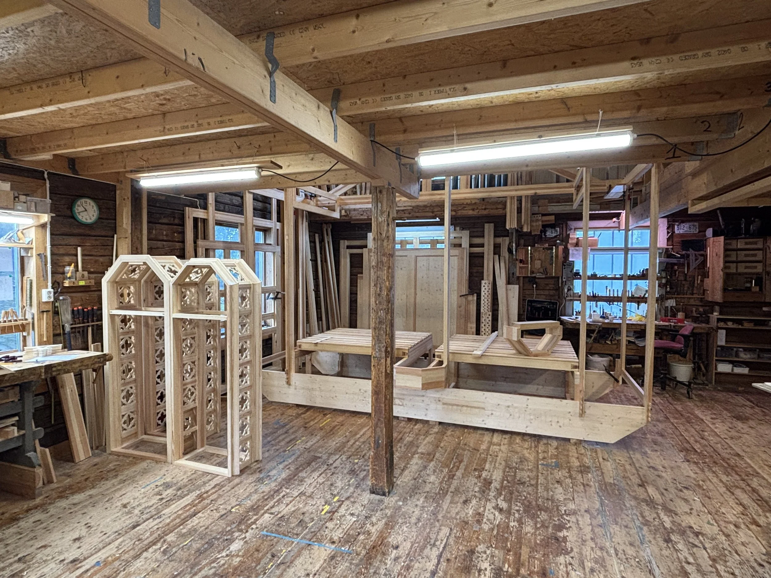 Rammen til orgelhuset under montering (foto: vos)