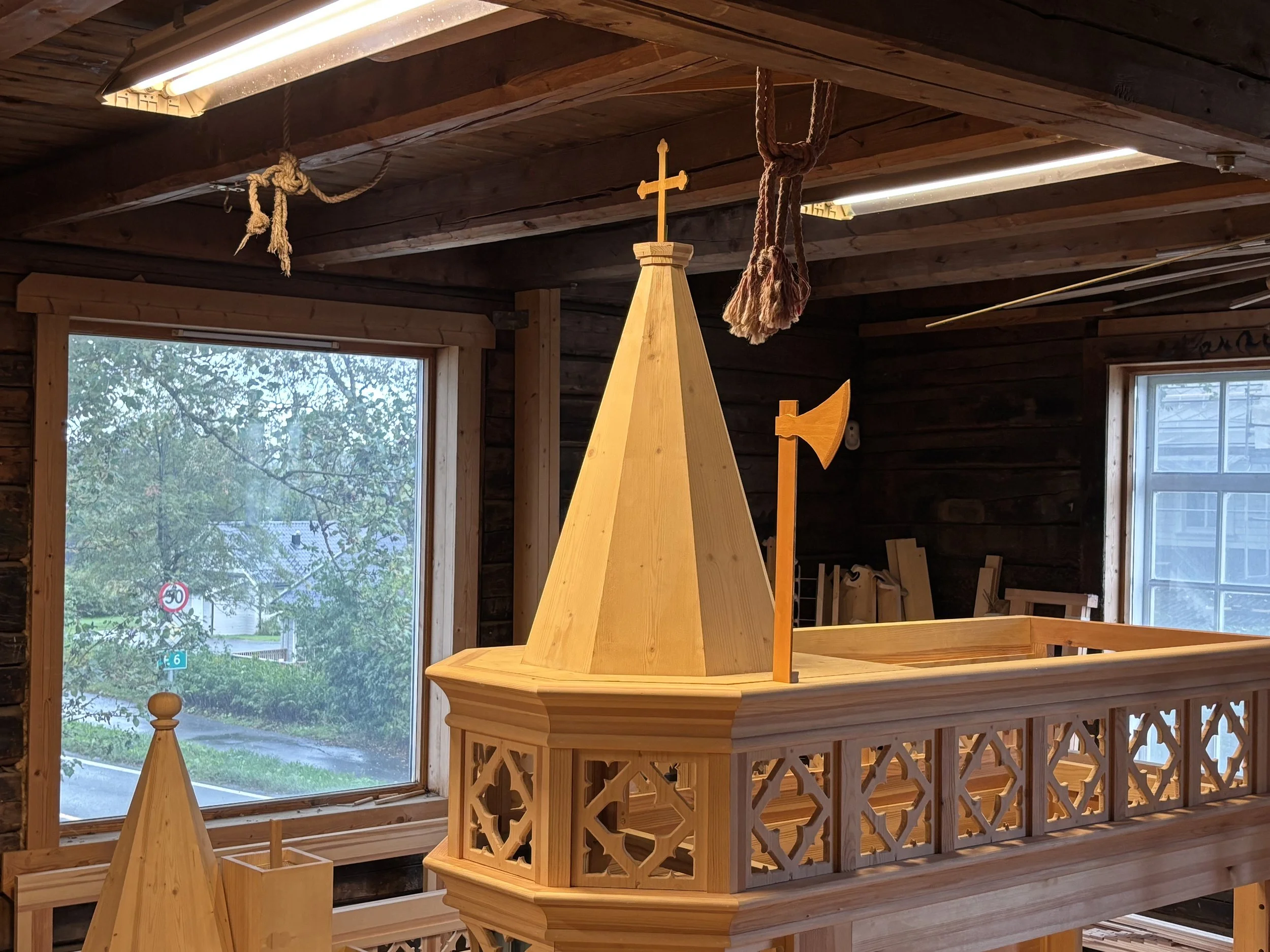 Ornamenter til orgelfasaden under utprøving (foto: vos)
