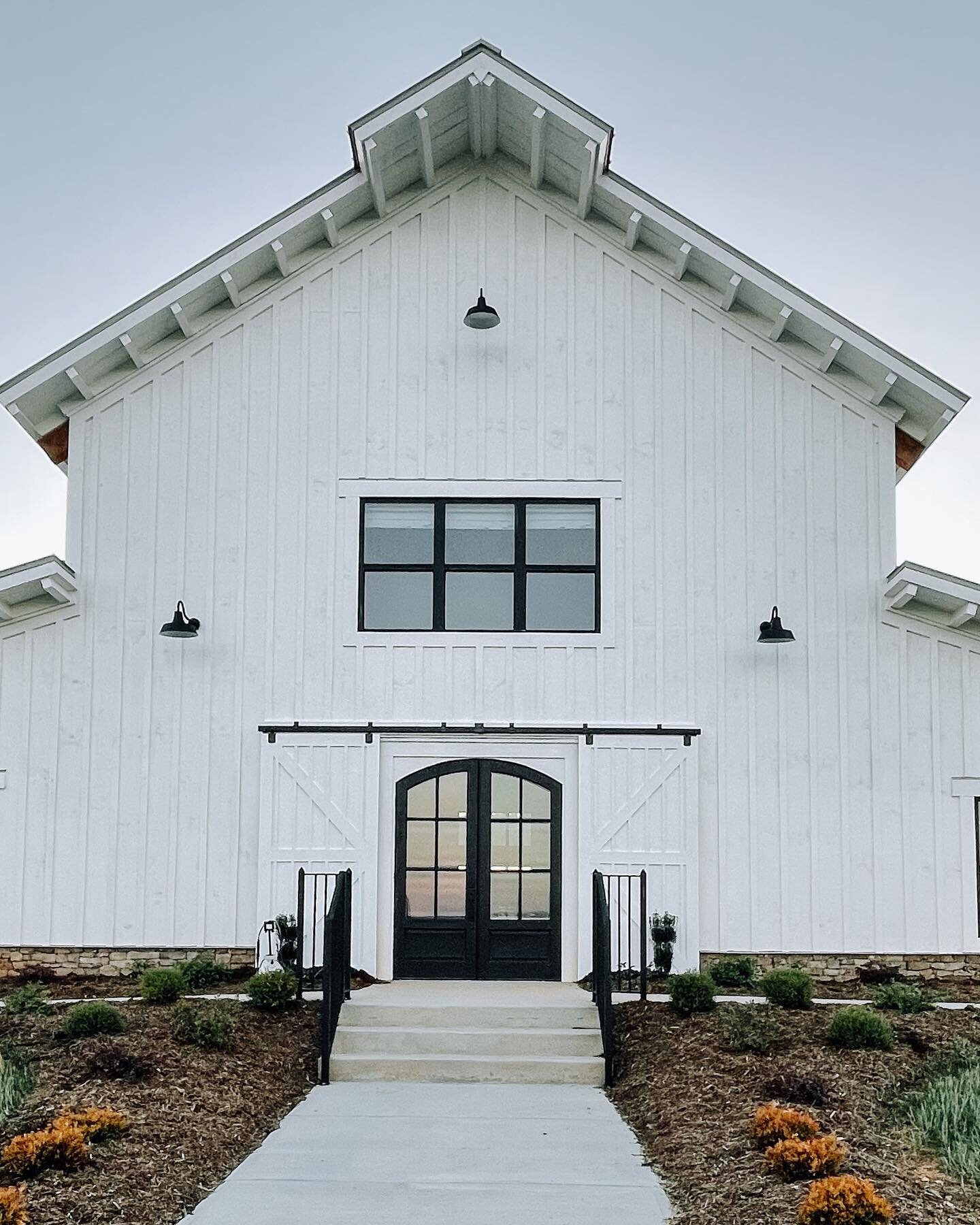C O N S T R U C T I O N  U P D A T E !

Barn doors are finally going in on the front of the venue! We are buttoning up the final details in the next few weeks just in time for our first wedding 🤍