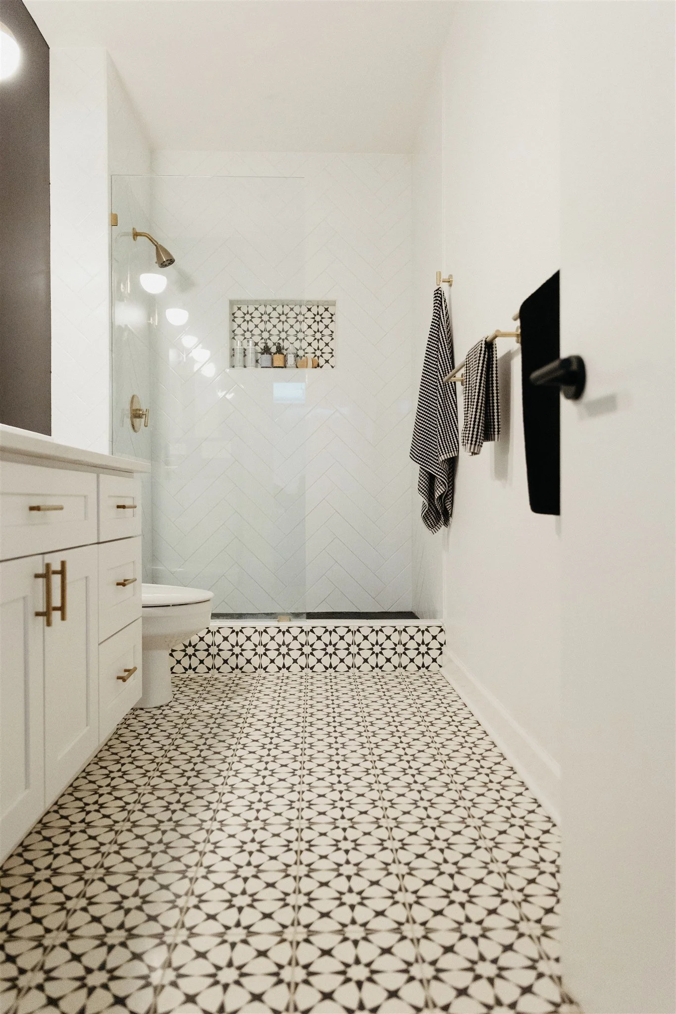 bathroom, design, declutter, organizing, organize, home buyer, home owner, Chicago, real estate, women, Valentine's Day, city living