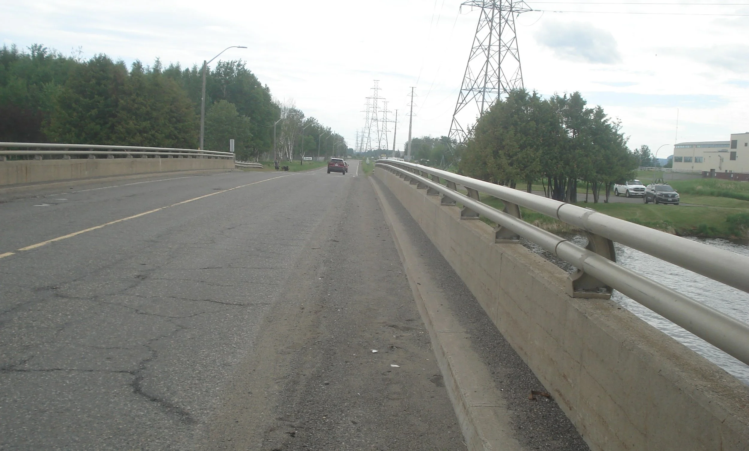 Bridge over Kam R on Island Dr.JPG