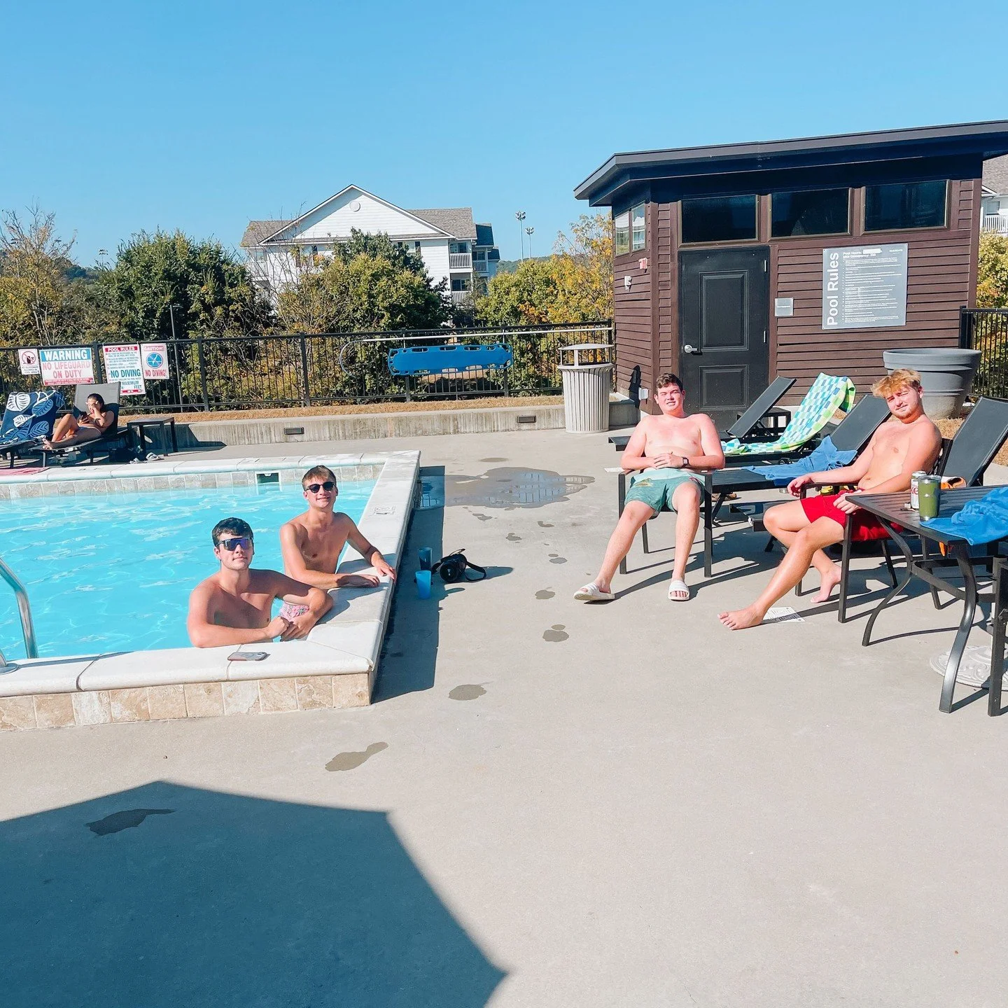 One last pool day to conclude the summer. 🤧