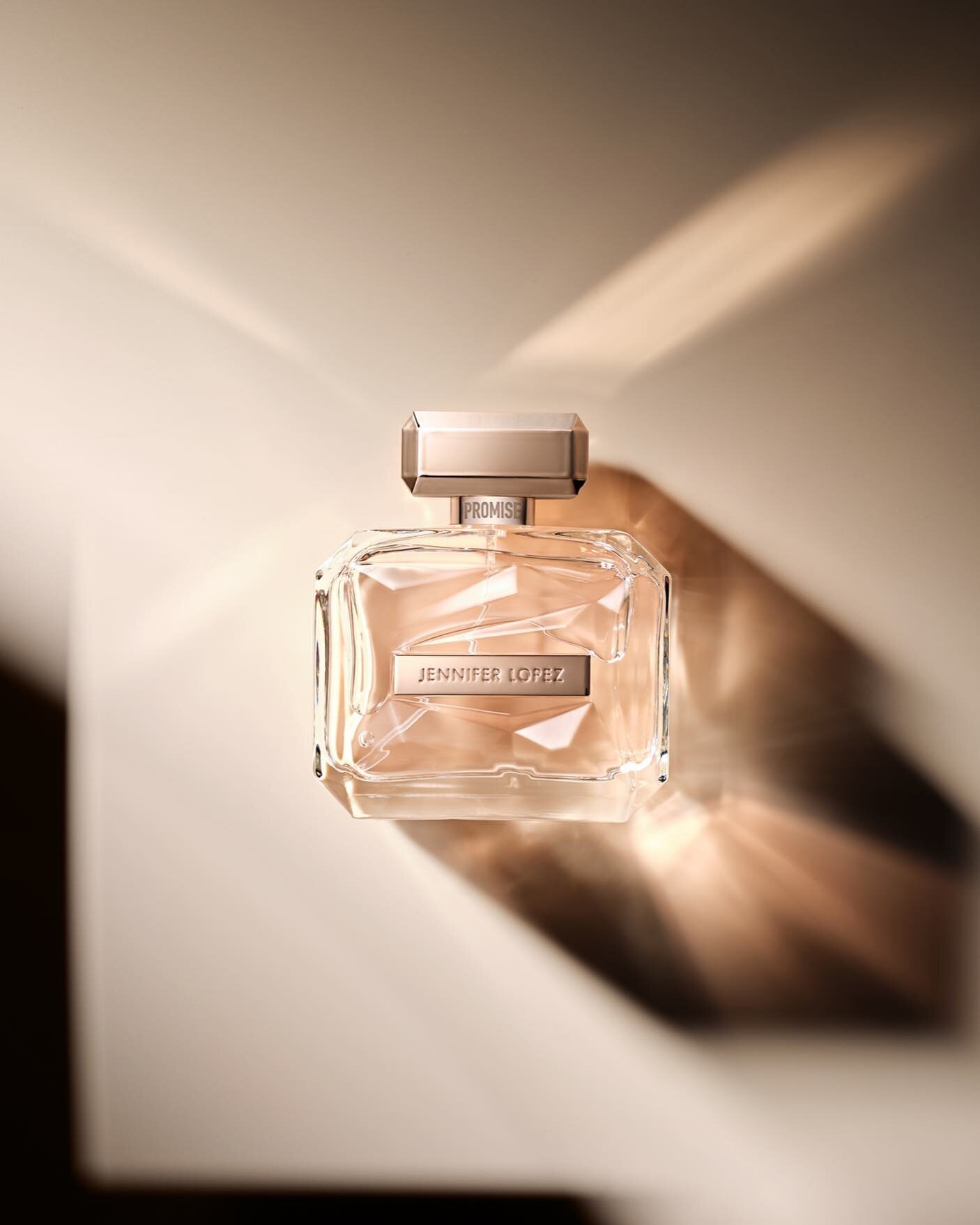 on the scent, some midweek bling fragrance product photography
#fragrancephotography #productphotographer #londonphotographer #studiophotography