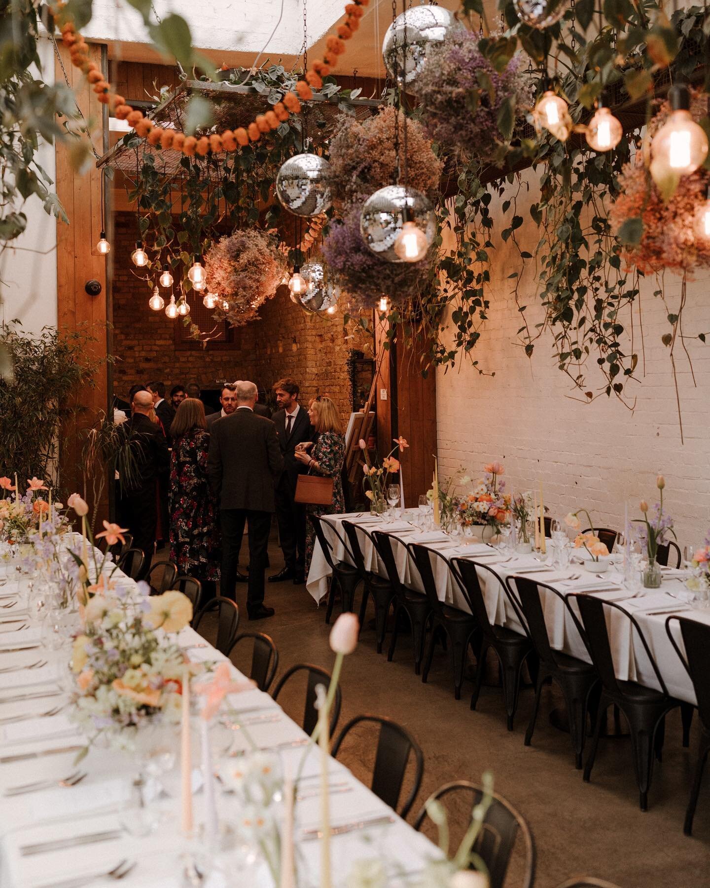 Creating magic to dine under. Whatever the event we can make the magic happen. 🪄 

Clouds of orange and lilac fluff, disco balls and marigold Garland. 

Camera @thecurries.co 

#floralstylist #eventstyling #eventstylist #blooms #london #eventdesign 