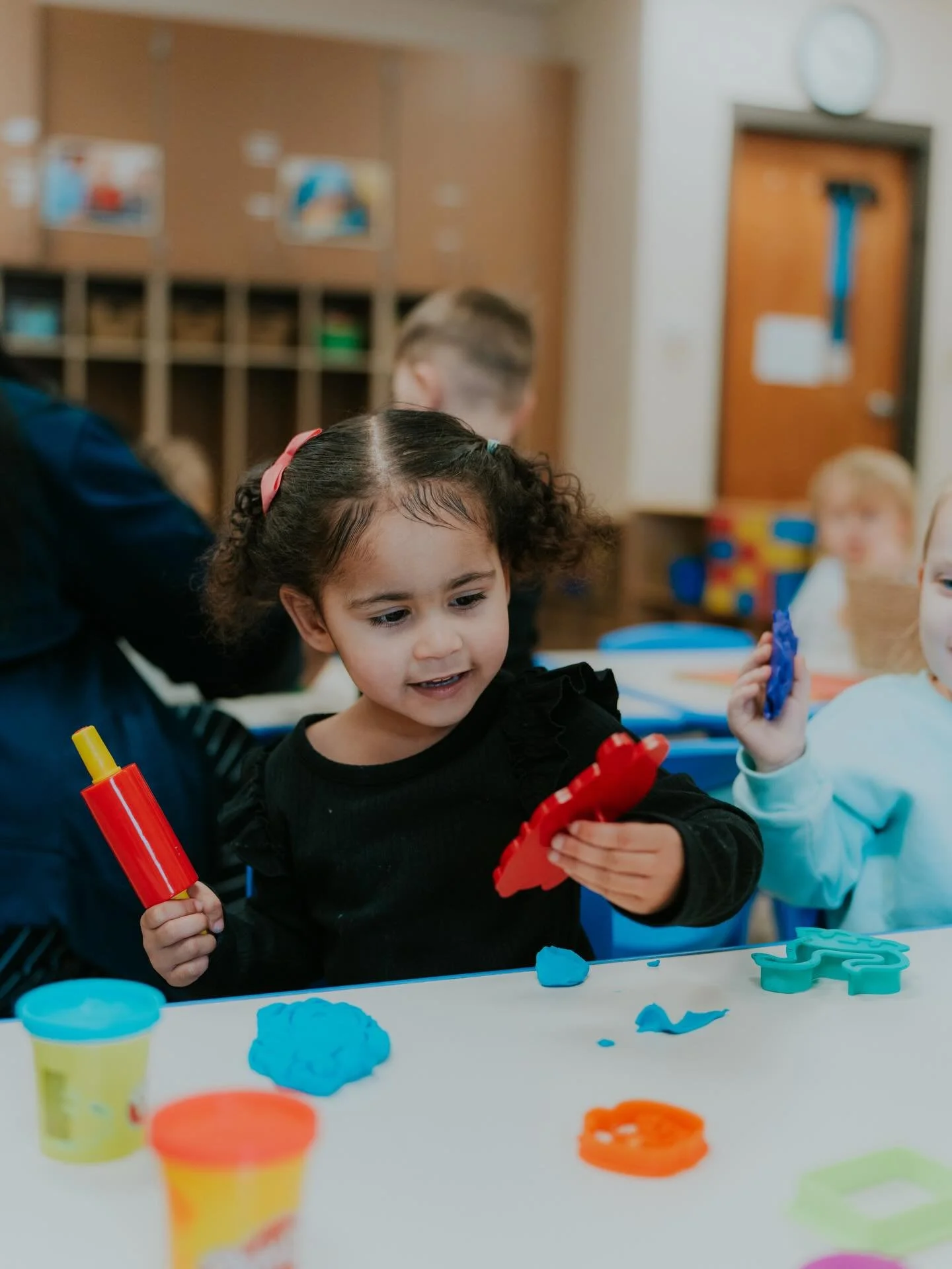 Daily sensory exploration through hands-on stations like sand, pasta, bead threading, play dough, and puzzles. Full of exploration, creativity, and fun! 🤩🖍️🧩