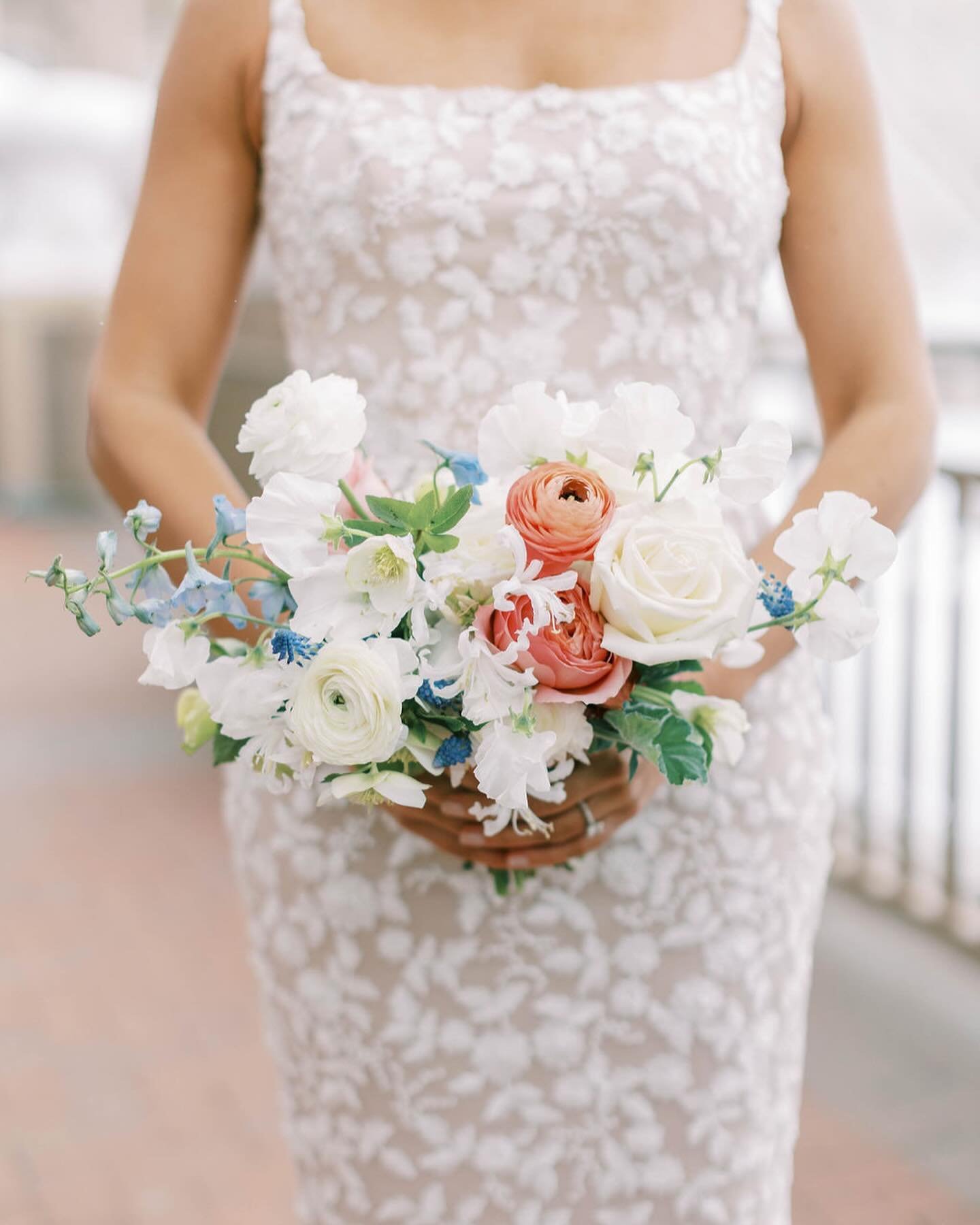 White with a subtle color pop 🤍

@shannonelizabeths 
@montagedeervalley 
@montageweddings 
@bringonthebrides 

#utahflorist #utahweddingflorist #parkcitywedding #parkcityflowers #parkcityweddingflowers #parkcityweddingflorist #bouquet #wedding #wedd