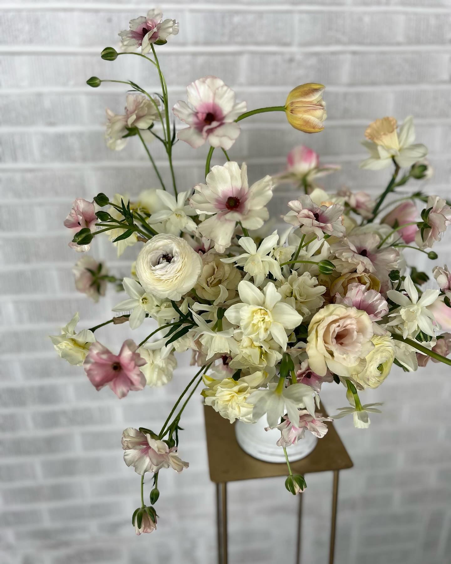 Angles of spring brought to you by locally grown @picklinq flowers 

#utahflorist #utahfloraldesign #utahweddingflorist #utahflowers #utahfloristry #utahfloral #floraldesign #florist #flowers #spring #springflowers #springtime #flowerarrangement #flo