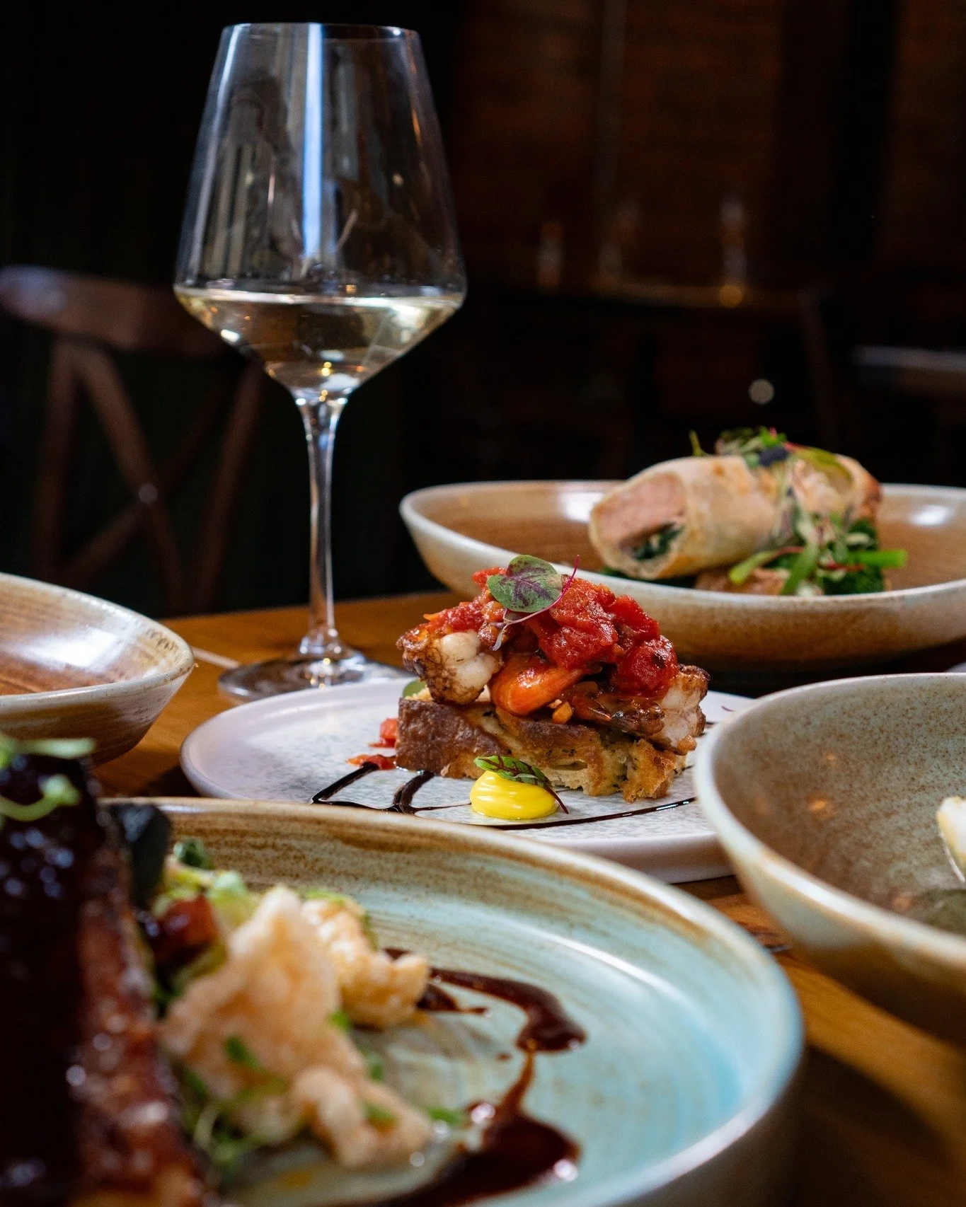 Bank Holiday Monday done right 🍸

Food on the table and drinks to match.

Pear Pressure 🍐
Absolut Pear vodka, elderflower liqueur, cinnamon syrup, pear pur&eacute;e, lemon juice &amp; soda. 

Smooth, lightly spiced and an easy way to round off the 