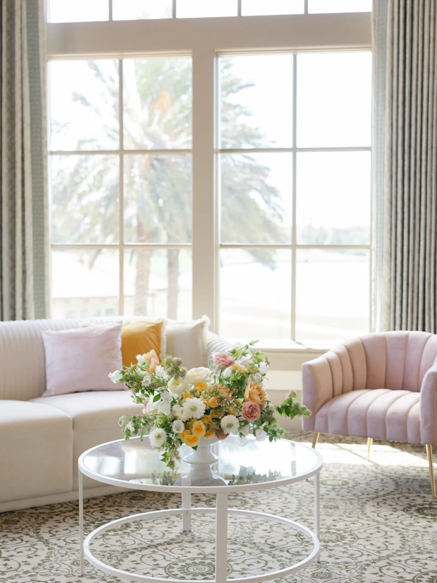 Nothing better than a good lounge area 

Venue: @tpcsawgrassweddings 
Photography: @brookeimages 
Rentals: @luxepartyrentals 
Florist: @indyflorals