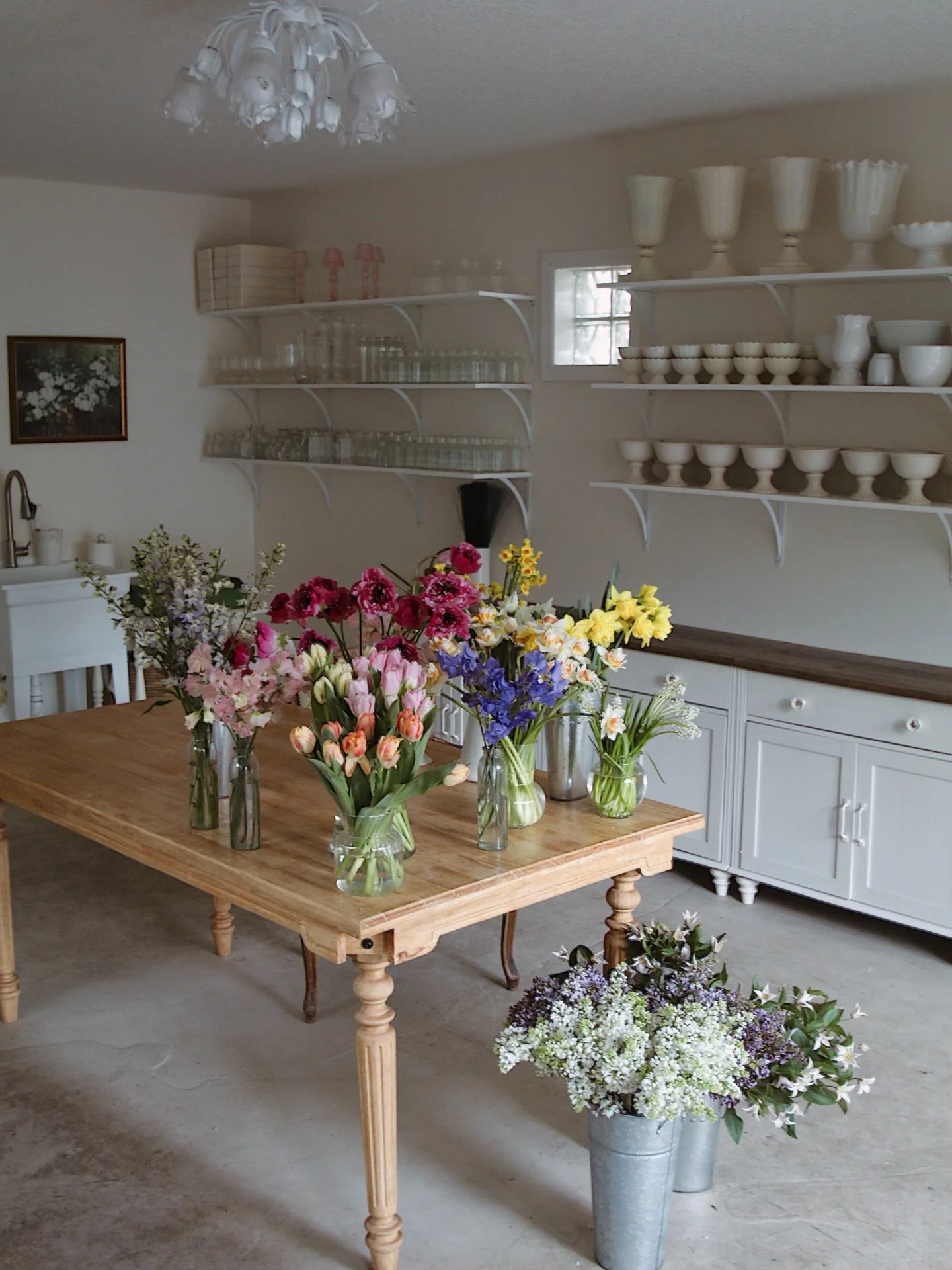 The studio! It&rsquo;s been about a year since we renovated this space and I couldn&rsquo;t be happier with it ✨ Looking forward to all the pretty things we&rsquo;ll design here this year