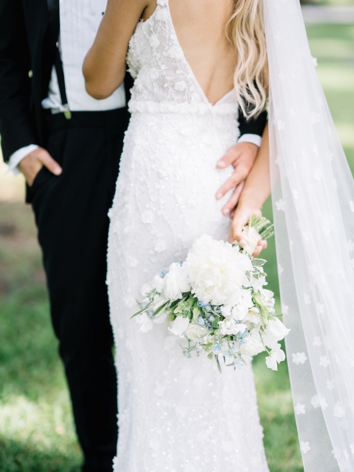 Courtland&rsquo;s bouquet was the perfect effortless, refined, coastal-inspired mix of blooms 

Venue: @jekyllclub 
Photography: @auroraadeleigh 
Planner: @hankalevents 
Florist: @indyflorals 
Hair and Makeup: @aklandco