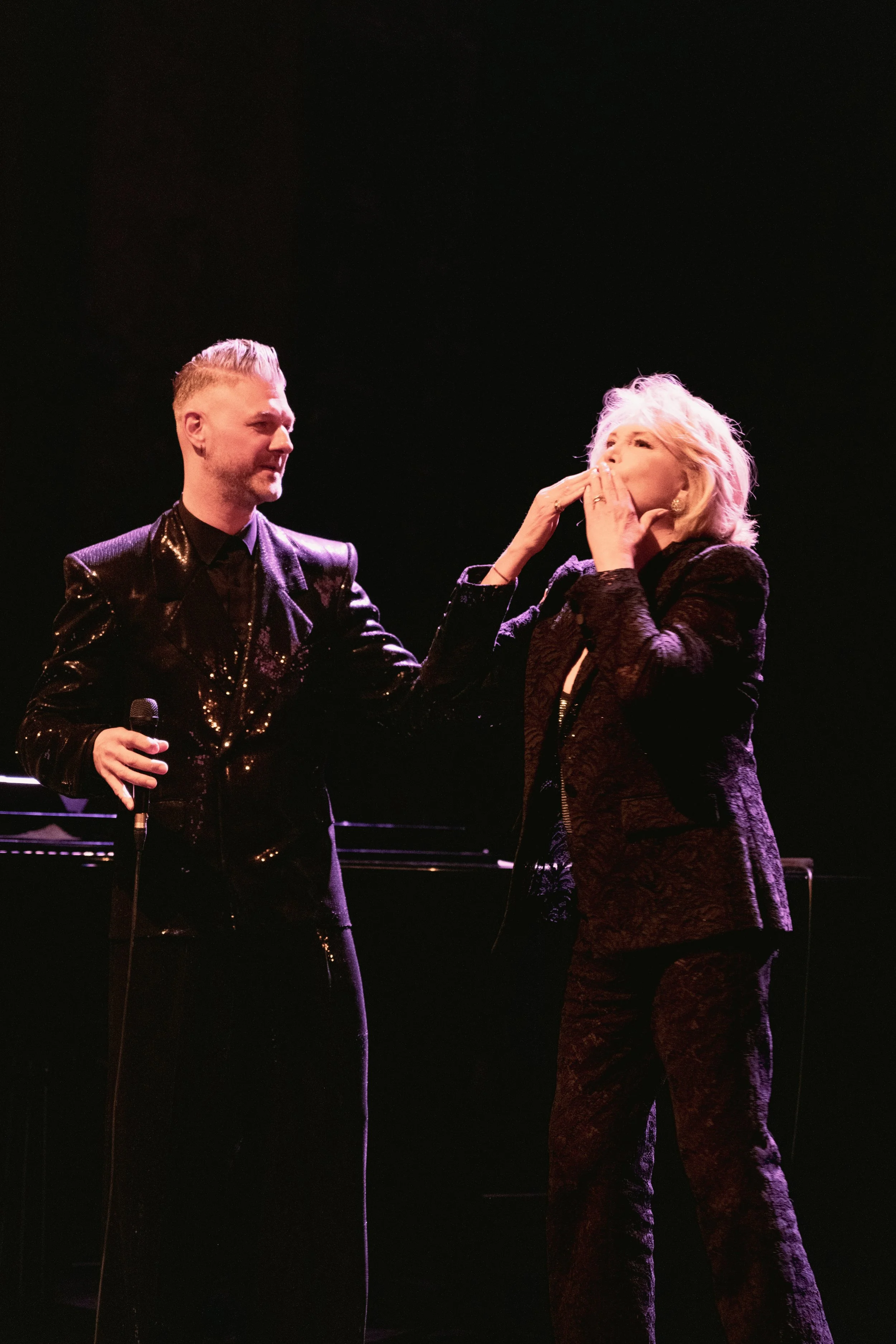 Pierre Lapointe invite Amanda Lear à chanter sur scène avec lui à Paris