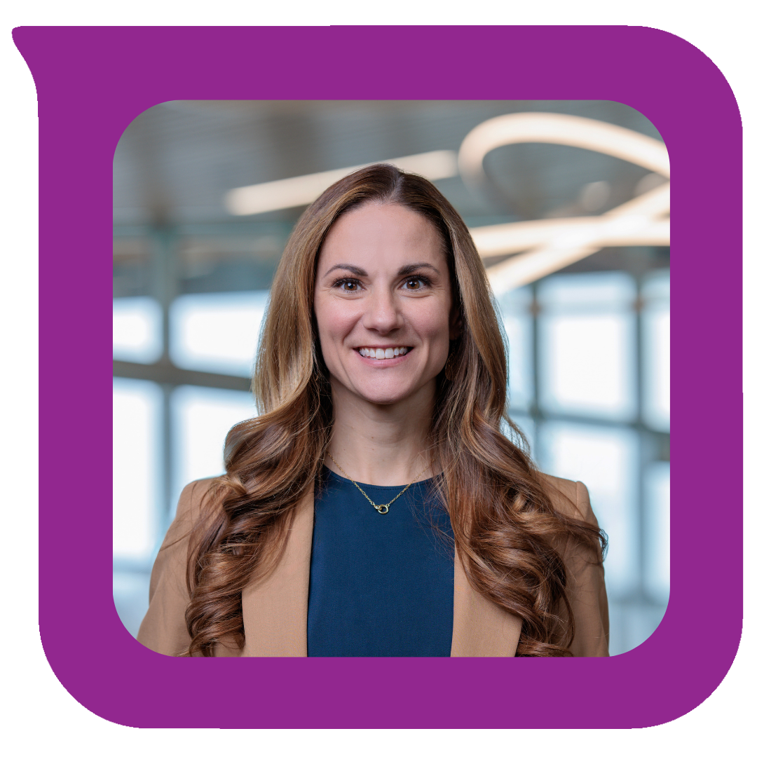 ပြတင်းပေါက်ကြီးများနှင့် ခေတ်ပေါ်အလင်းရောင်များပါရှိသော ခေတ်မီရုံးခန်းတွင် ရှည်လျားလှိုင်းတွန့်ဆံပင်နှင့် ပြုံးရွှင်နေသော ပရော်ဖက်ရှင်နယ်အမျိုးသမီးတစ်ဦး။