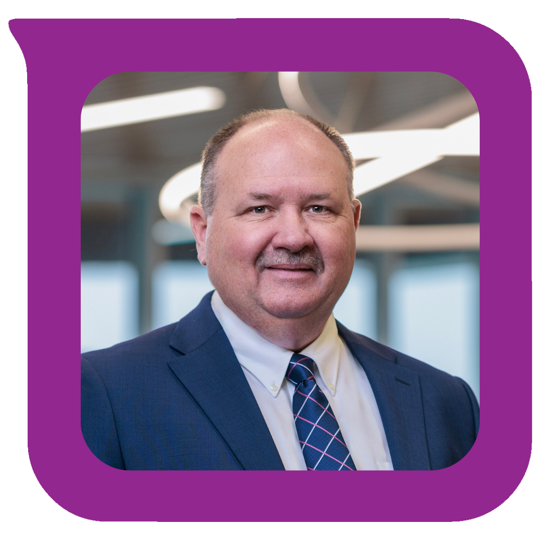 ရုံးနောက်ခံဖြင့် ဝတ်စုံနှင့် တိုင်ဝတ်ဆင်ထားသော အမျိုးသားတစ်ဦး၏ ပရော်ဖက်ရှင်နယ် ဓာတ်ပုံ။