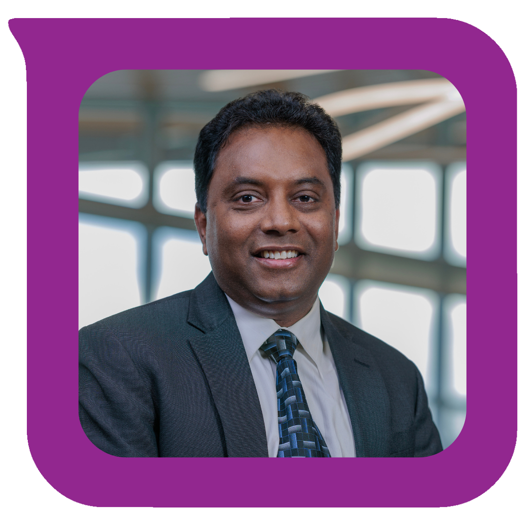 ခေတ်မီရုံးခန်းနောက်ခံ မှုန်ဝါးနေပြီး စီးပွားရေးဝတ်စုံဝတ်ဆင်ထားသော အမျိုးသားတစ်ဦး ပြုံးရွှင်နေပုံနှင့် ပရော်ဖက်ရှင်နယ်ပုံတူ။