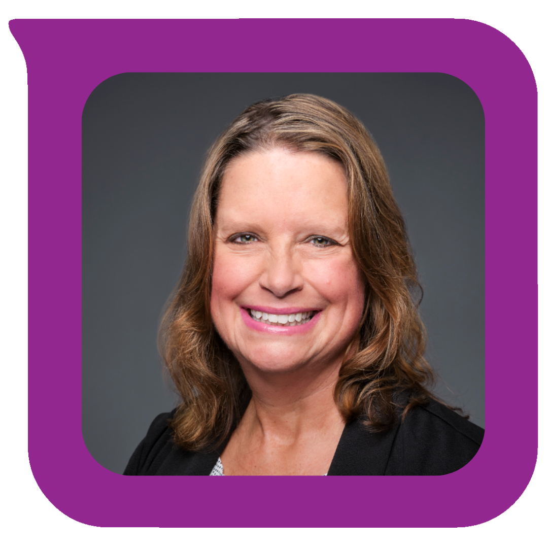 မီးခိုးရောင်နောက်ခံတွင် အနက်ရောင်ဘလေဇာအင်္ကျီဝတ်ဆင်ထားပြီး ပခုံးအထိရှည်သော အညိုရောင်ဆံပင်နှင့် ပြုံးရွှင်နေသော အမျိုးသမီးတစ်ဦး။