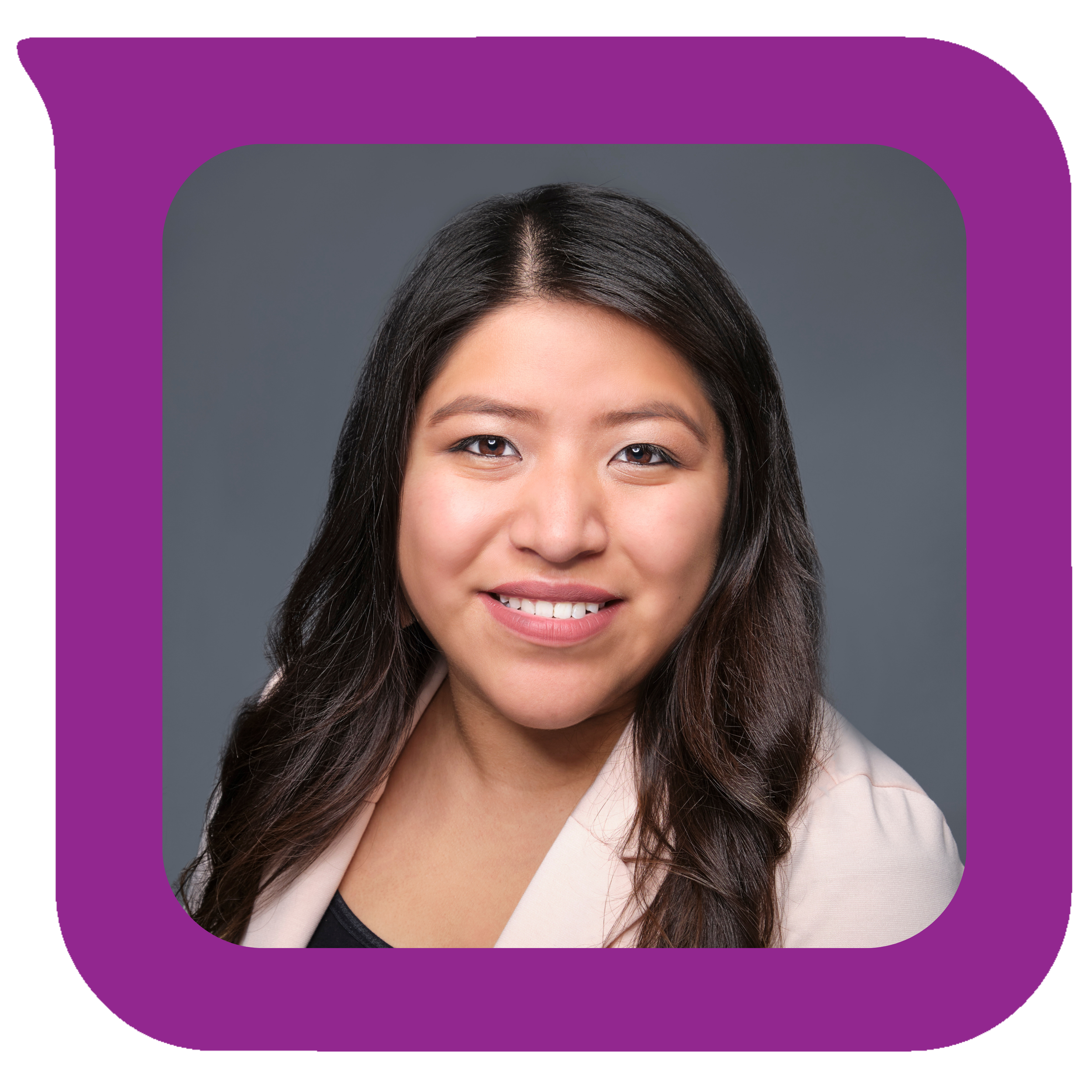 မီးခိုးရောင်နောက်ခံတွင် အရောင်ဖျော့ဖျော့ ဘလေဇာအင်္ကျီနှင့် အနက်ရောင်အပေါ်အင်္ကျီကို ဝတ်ဆင်ထားသော ရှည်လျားလှိုင်းတွန့် အနက်ရောင်ဆံပင်နှင့် ပြုံးရွှင်နေသော အမျိုးသမီးတစ်ဦး။