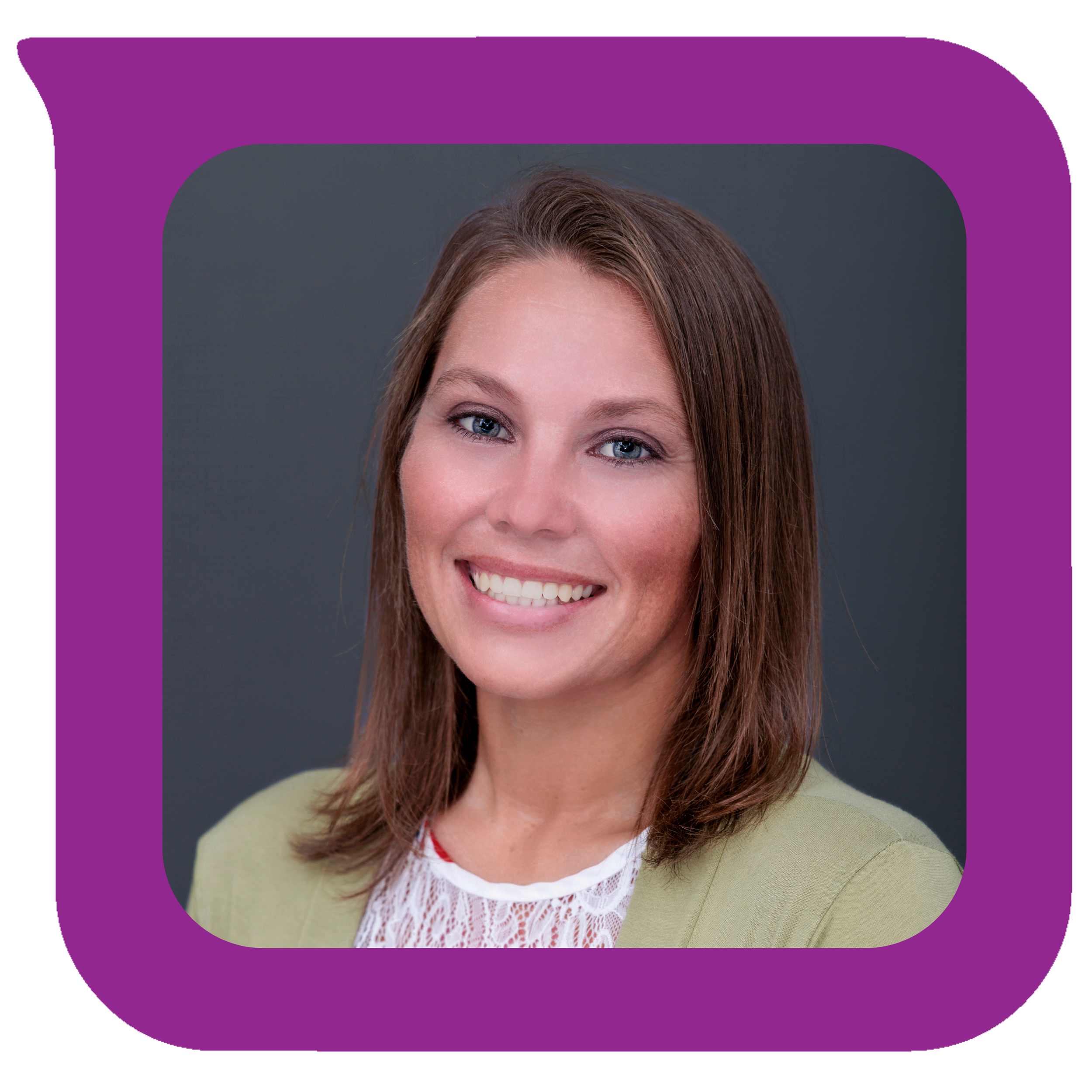 ပခုံးအထိရှည်သော အညိုရောင်ဆံပင်နှင့် အမျိုးသမီးတစ်ဦးသည် အစိမ်းရောင်ဖျော့ဖျော့ ဘလေဇာအင်္ကျီနှင့် အဖြူရောင်ဇာအင်္ကျီကို ဝတ်ဆင်ထားပြီး မီးခိုးရောင်နောက်ခံတွင် ပြုံးနေပုံ။