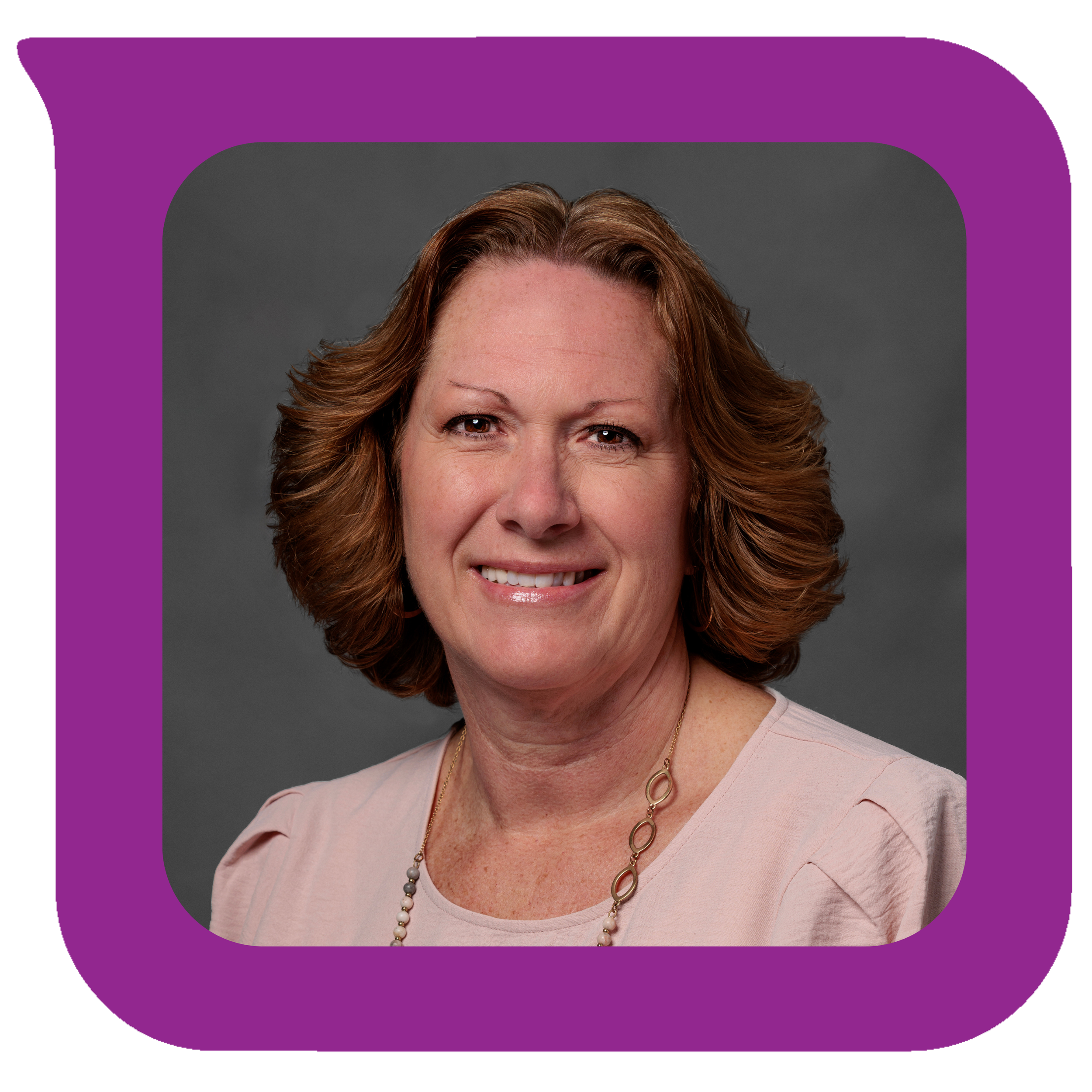 ပခုံးအထိရှည်သော ကောက်ကွေးနေသော အညိုရောင်ဆံပင်နှင့် အရောင်ဖျော့ဖျော့ ဘလောက်စ်အင်္ကျီနှင့် စက်ဝိုင်းပုံ ရွှေဆွဲကြိုးကို ဝတ်ဆင်ထားပြီး မီးခိုးရောင်နောက်ခံတွင် ပြုံးနေသော အသက်လတ်ပိုင်း အမျိုးသမီးတစ်ဦး၏ ပုံတူ။