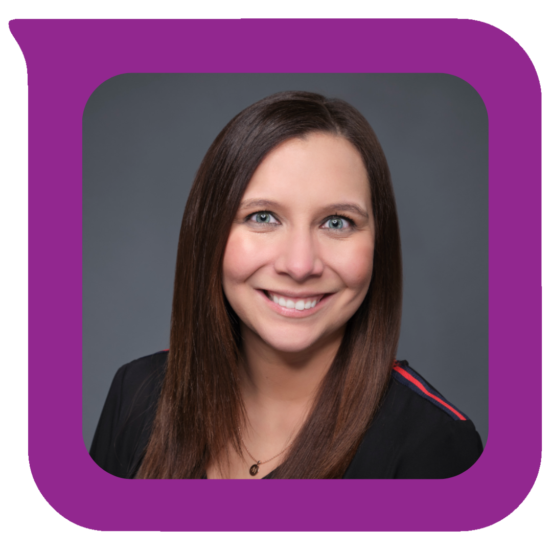 မီးခိုးရောင်နောက်ခံတွင် ပြုံးရွှင်နေသော အညိုရောင်ဆံပင်ရှည်နှင့် အမျိုးသမီးတစ်ဦး၊ ပခုံးတွင် အနီရောင်အသေးစိတ်များပါသည့် အနက်ရောင်အပေါ်အင်္ကျီကို ဝတ်ဆင်ထားသည်။