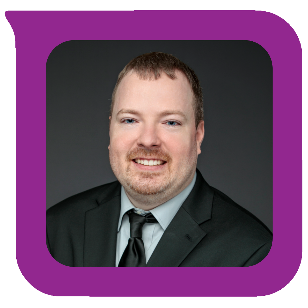 အသားဖြူ၊ ဆံပင်တို၊ အညိုရောင်ဆံပင်နဲ့ မီးခိုးရောင်နောက်ခံမှာ အနက်ရောင်ဝတ်စုံ၊ အရောင်ဖျော့ရှပ်အင်္ကျီနဲ့ အနက်ရောင်တိုင်ဝတ်ဆင်ထားတဲ့ ပြုံးရွှင်နေတဲ့ အမျိုးသားတစ်ယောက်ရဲ့ headshot။