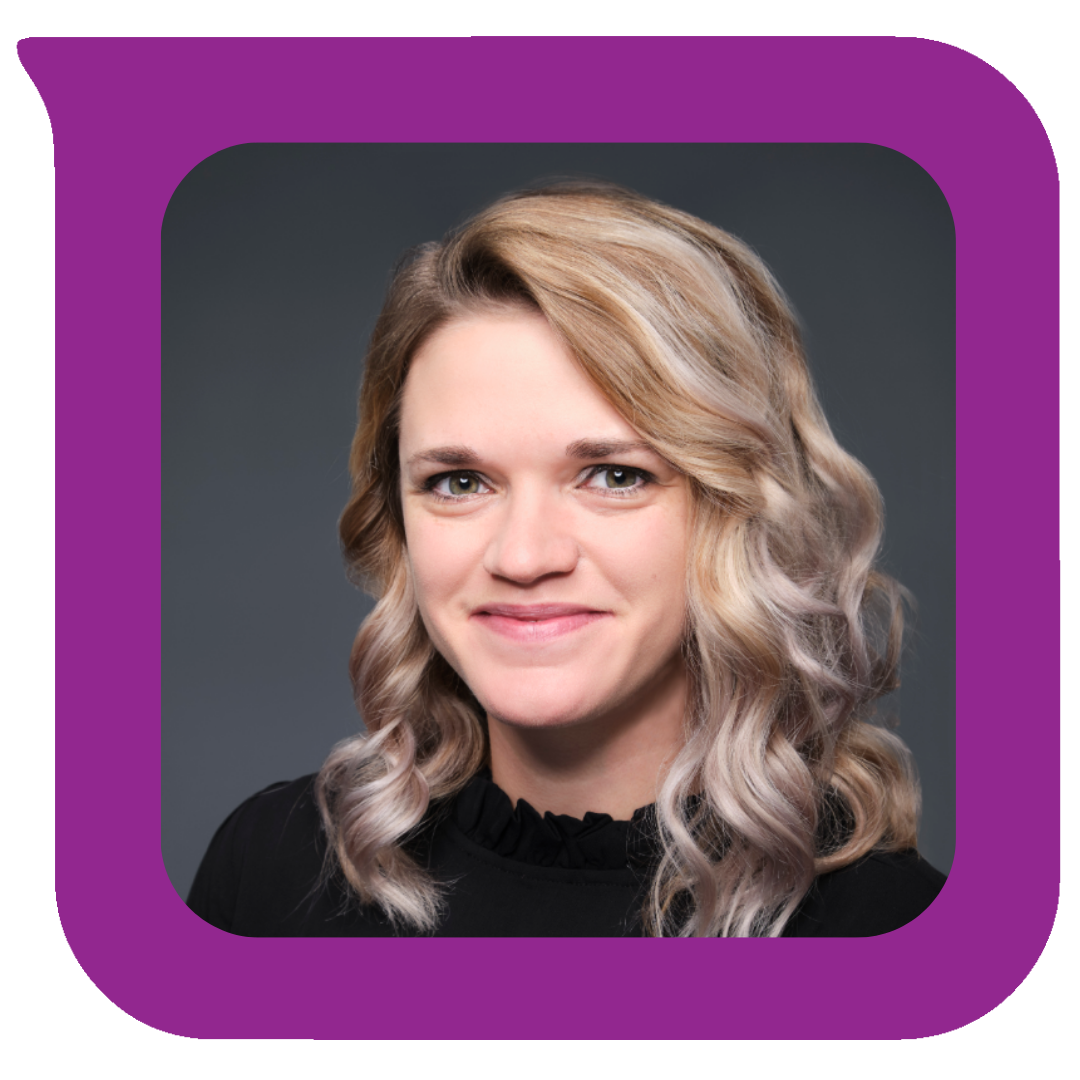 မှောင်မည်းသောနောက်ခံရှေ့တွင် ရွှေရောင်ဆံပင်နှင့် အမျိုးသမီးတစ်ဦး ပြုံးနေသည်။