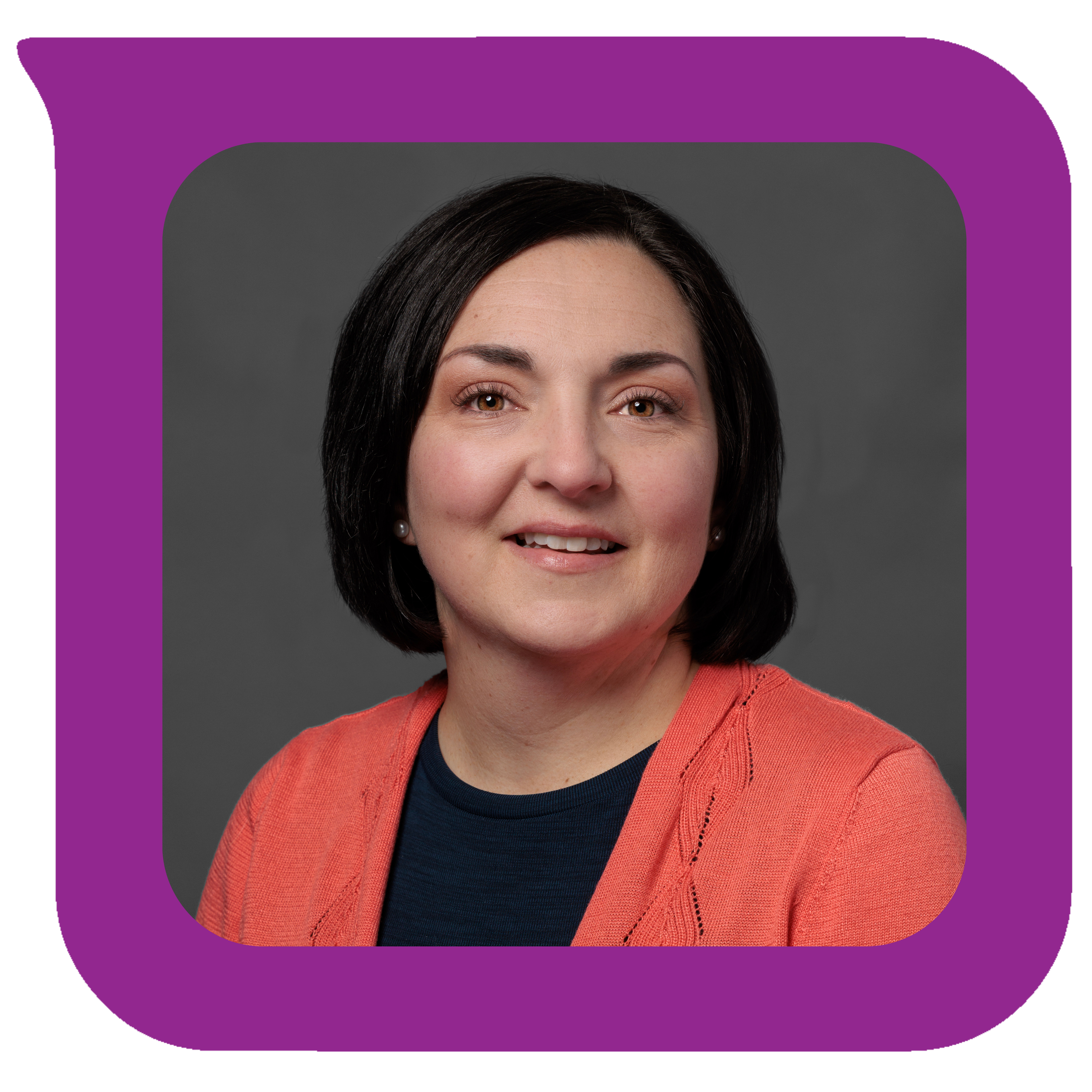 မီးခိုးရောင်နောက်ခံတွင် ပြုံးရွှင်နေသော ဆံပင်တိုတိုနှင့် ပုလဲနားကပ်များ၊ အပြာရင့်ရောင်အင်္ကျီနှင့် လိမ္မော်ရောင်ကာဒီဂန်ဝတ်ဆင်ထားသည့် အမျိုးသမီးတစ်ဦး၏ ပုံတူ။