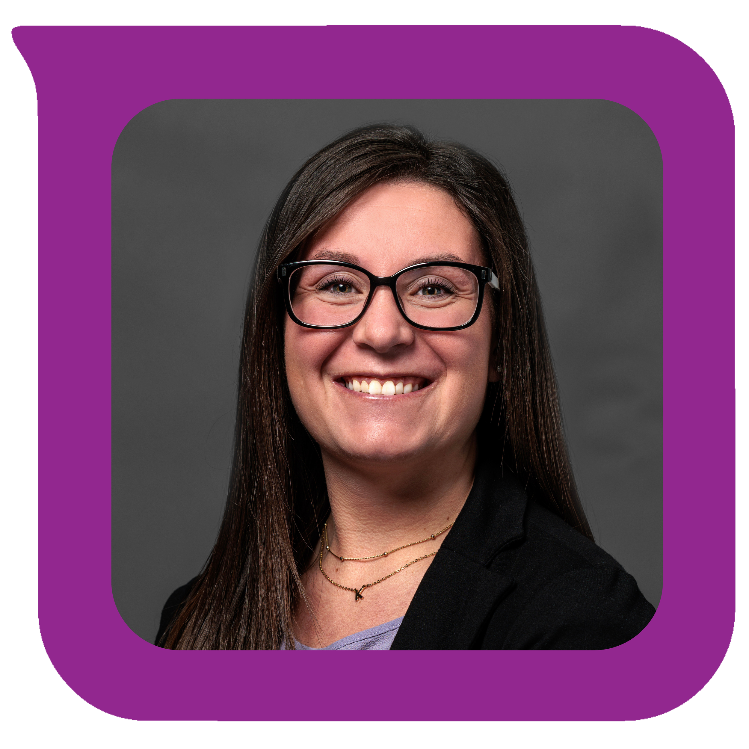 မီးခိုးရောင်နောက်ခံတွင် အနက်ရောင်ဘလေဇာအင်္ကျီနှင့် အလွှာလိုက်လည်ဆွဲများကို ဝတ်ဆင်ထားသော အညိုရောင်ဆံပင်ရှည်၊ မျက်မှန်နှင့် တောက်ပသောအပြုံးရှိသော အမျိုးသမီးတစ်ဦး။