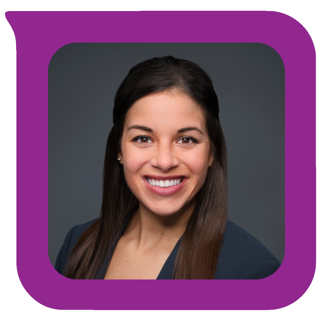 မီးခိုးရောင်နောက်ခံတွင် အနက်ရောင်ဘလေဇာအင်္ကျီဝတ်ဆင်ထားသည့် ဆံပင်ရှည်နက်မှောင်ပြီး ပြုံးရွှင်နေသော အမျိုးသမီးတစ်ဦး၏ ခေါင်းစီးဓာတ်ပုံ။