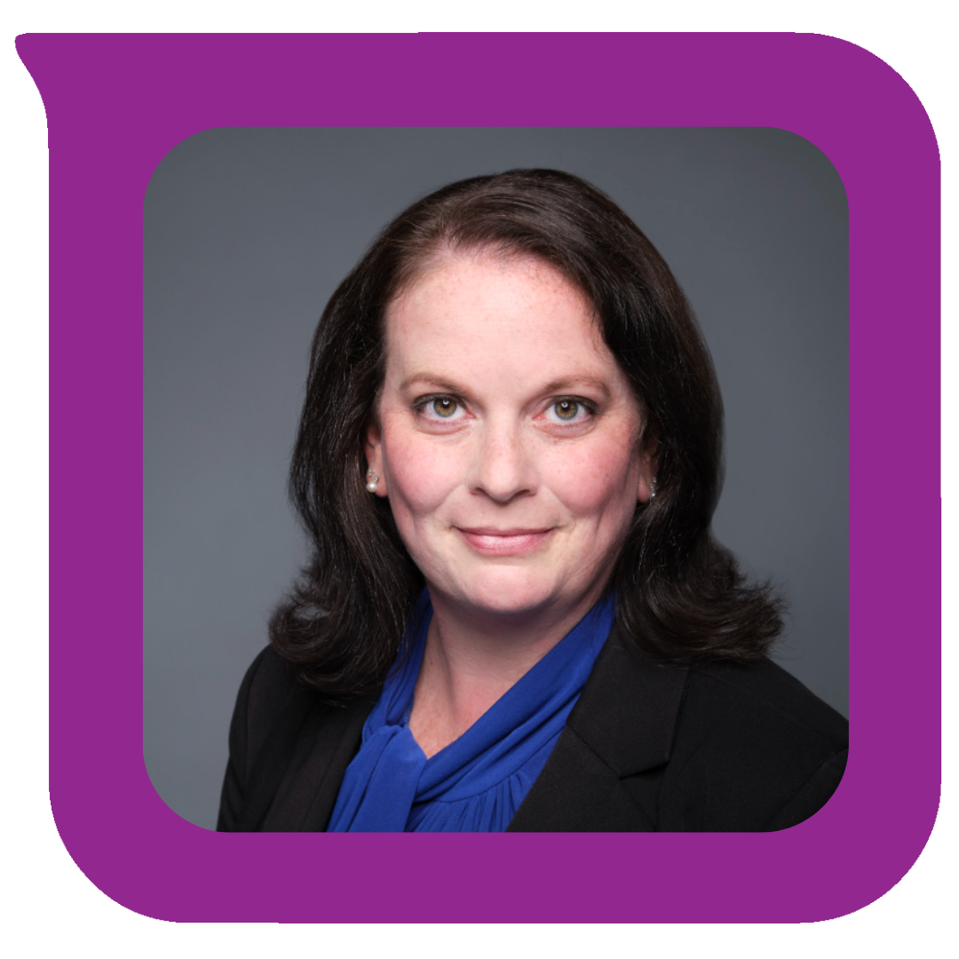 မီးခိုးရောင်နောက်ခံတွင် ပြုံးရွှင်နေသော အနက်ရောင်ဘလေဇာနှင့် အပြာရောင်ပဝါကို ဝတ်ဆင်ထားသည့် မှောင်မိုက်ဆံပင်နှင့် ပရော်ဖက်ရှင်နယ်အမျိုးသမီး။