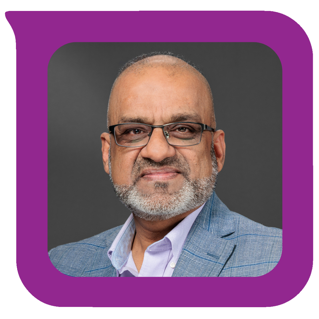 မျက်မှန်တပ်ထားပြီး မုတ်ဆိတ်မွေးထားကာ အပြာဖျော့ဖျော့ဘလေဇာအင်္ကျီနှင့် အဖြူရောင်ရှပ်အင်္ကျီကို ဝတ်ဆင်ထားသည့် အသက်လတ်ပိုင်းအရွယ် အမျိုးသားတစ်ဦး၏ ပရော်ဖက်ရှင်နယ်ဓာတ်ပုံ။ မီးခိုးရောင်နောက်ခံတွင်။