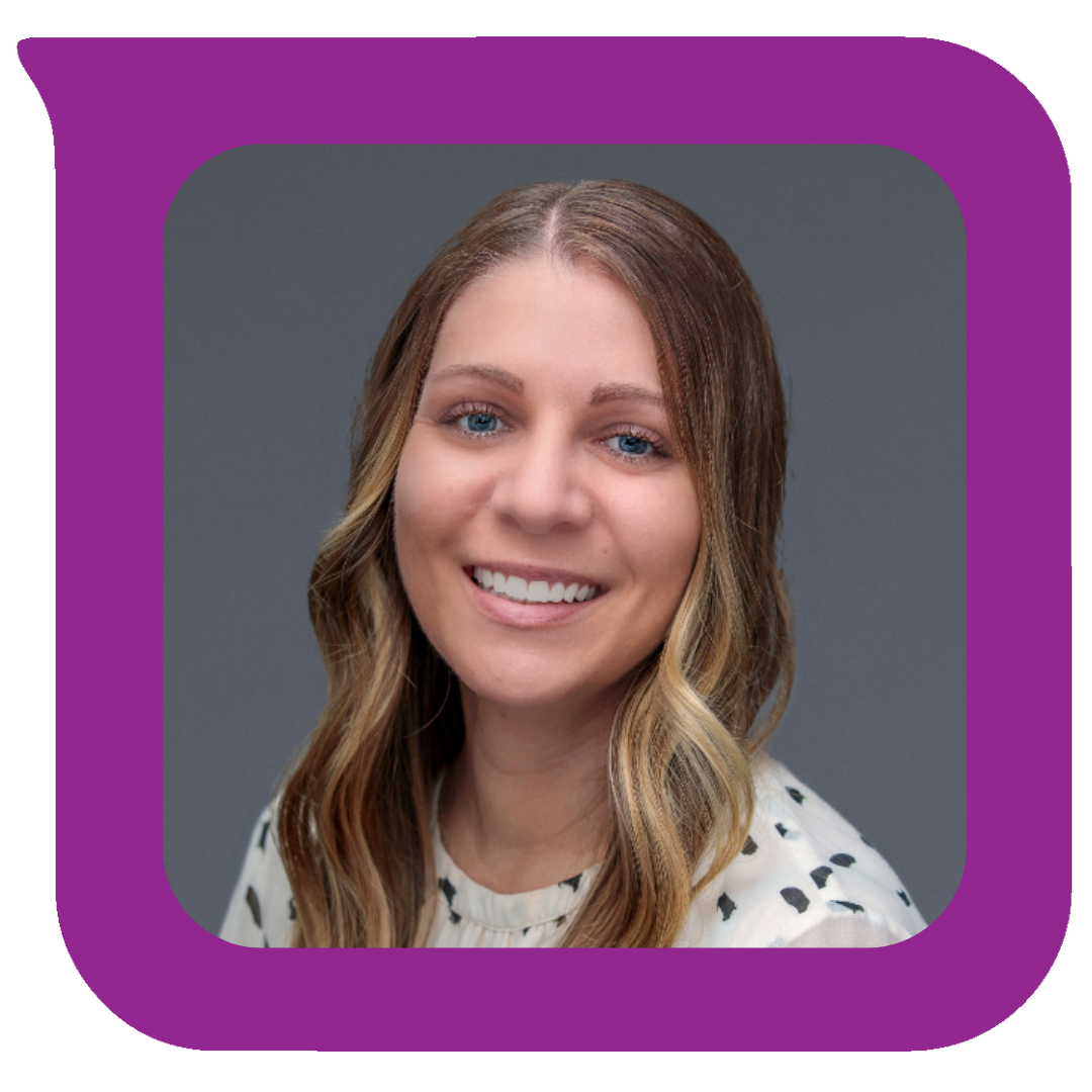 မီးခိုးရောင်နောက်ခံတွင် အနက်ရောင်အစက်အပြောက်များပါသည့် အဖြူရောင်အပေါ်အင်္ကျီကို ဝတ်ဆင်ထားပြီး လှိုင်းတွန့်ရွှေရောင်ဆံပင်ရှည်၊ အပြာရောင်မျက်လုံးများနှင့် တောက်ပသောအပြုံးရှိသော အမျိုးသမီးတစ်ဦး။