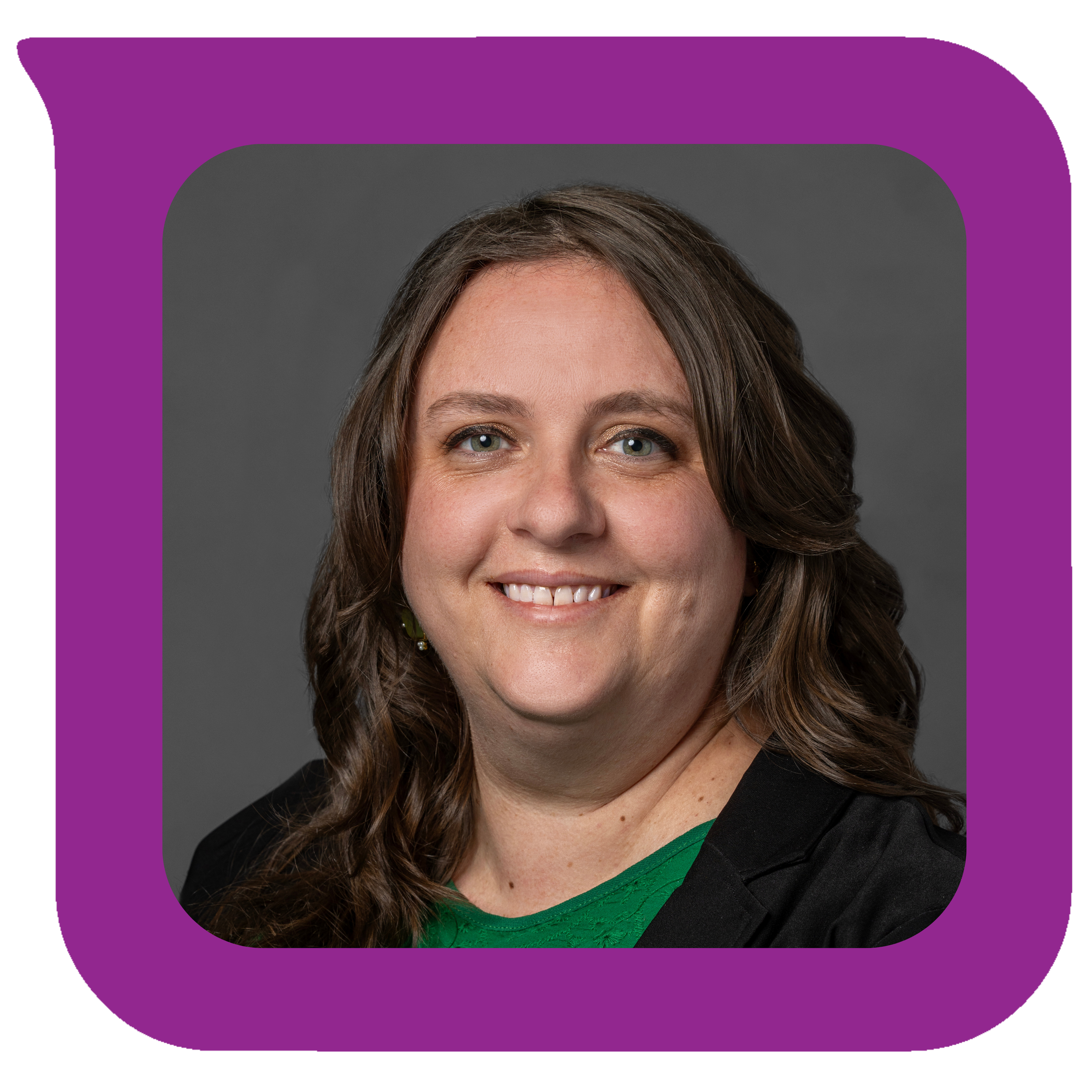 မီးခိုးရောင်နောက်ခံတွင် ပြုံးရွှင်နေသော အနက်ရောင်ဘလေဇာအင်္ကျီနှင့် အစိမ်းရောင်အပေါ်အင်္ကျီကို ဝတ်ဆင်ထားသည့် လှိုင်းတွန့်အညိုရောင်ဆံပင်ရှည်နှင့် အမျိုးသမီးတစ်ဦး၏ ပရော်ဖက်ရှင်နယ်ပုံ။