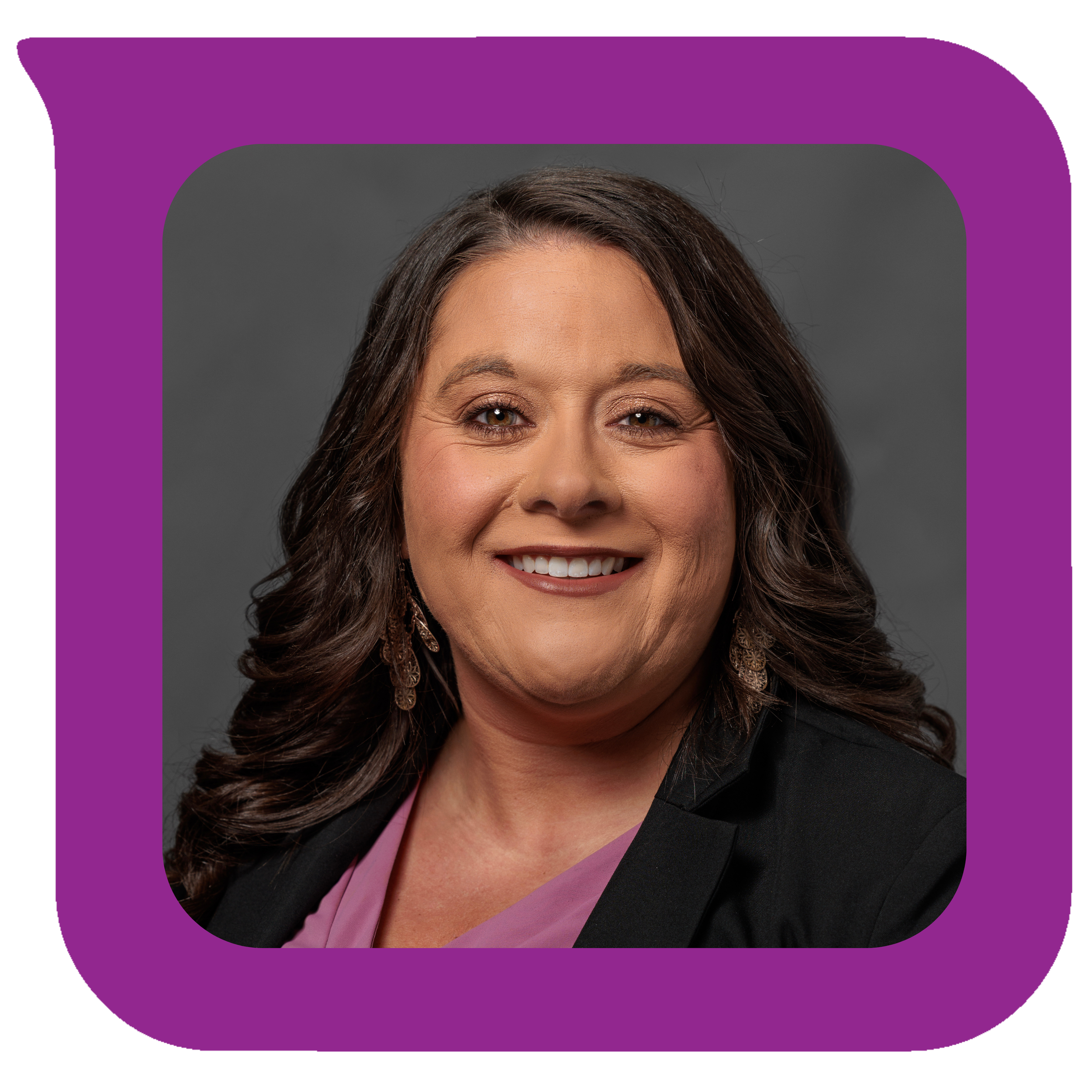 ဘလေဇာအင်္ကျီနှင့် ပန်းရောင်ဘလောက်စ် ဝတ်ဆင်ထားသော အညိုရောင်ဆံပင်နှင့် နားကပ်များပါသည့် အပြုံးပိုင်ရှင် အမျိုးသမီး