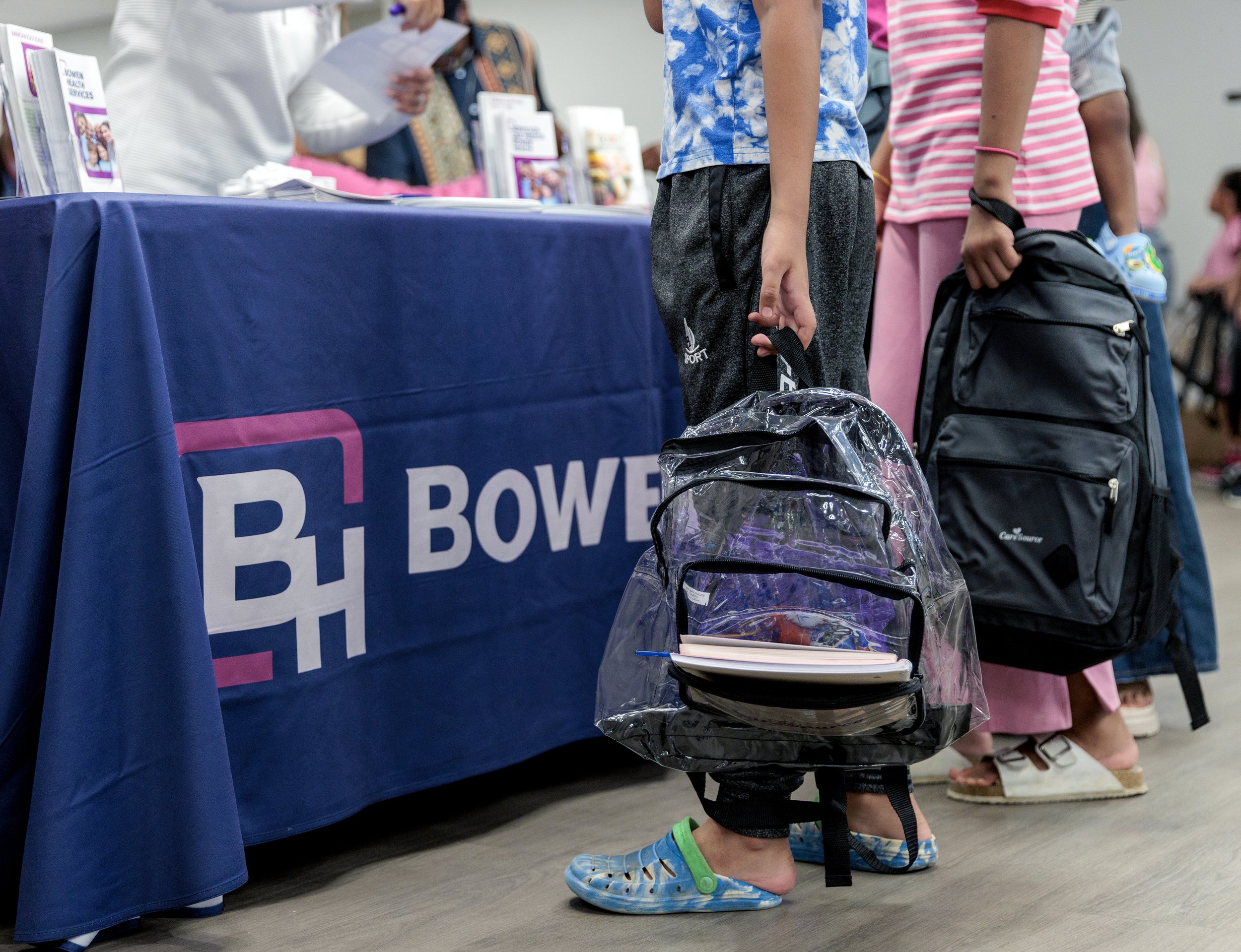 La 4.ª edición de la campaña anual de reparto de mochilas y la feria de la salud proporciona a cientos de familias de Fort Wayne material escolar, recursos y apoyo