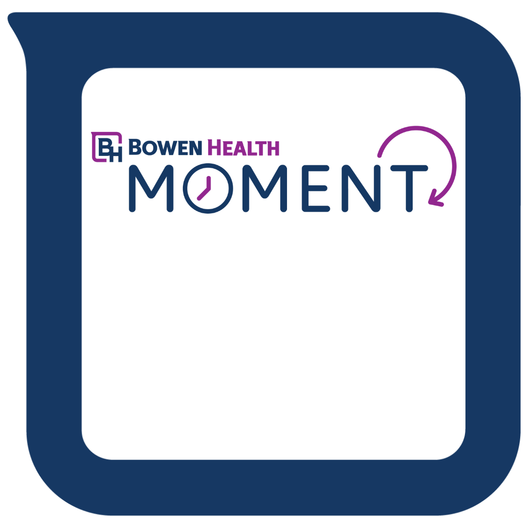 Logotipo de Bowen Health Moment con un borde azul, texto en morado y azul, y un icono de reloj integrado en la letra «O» de «Moment».