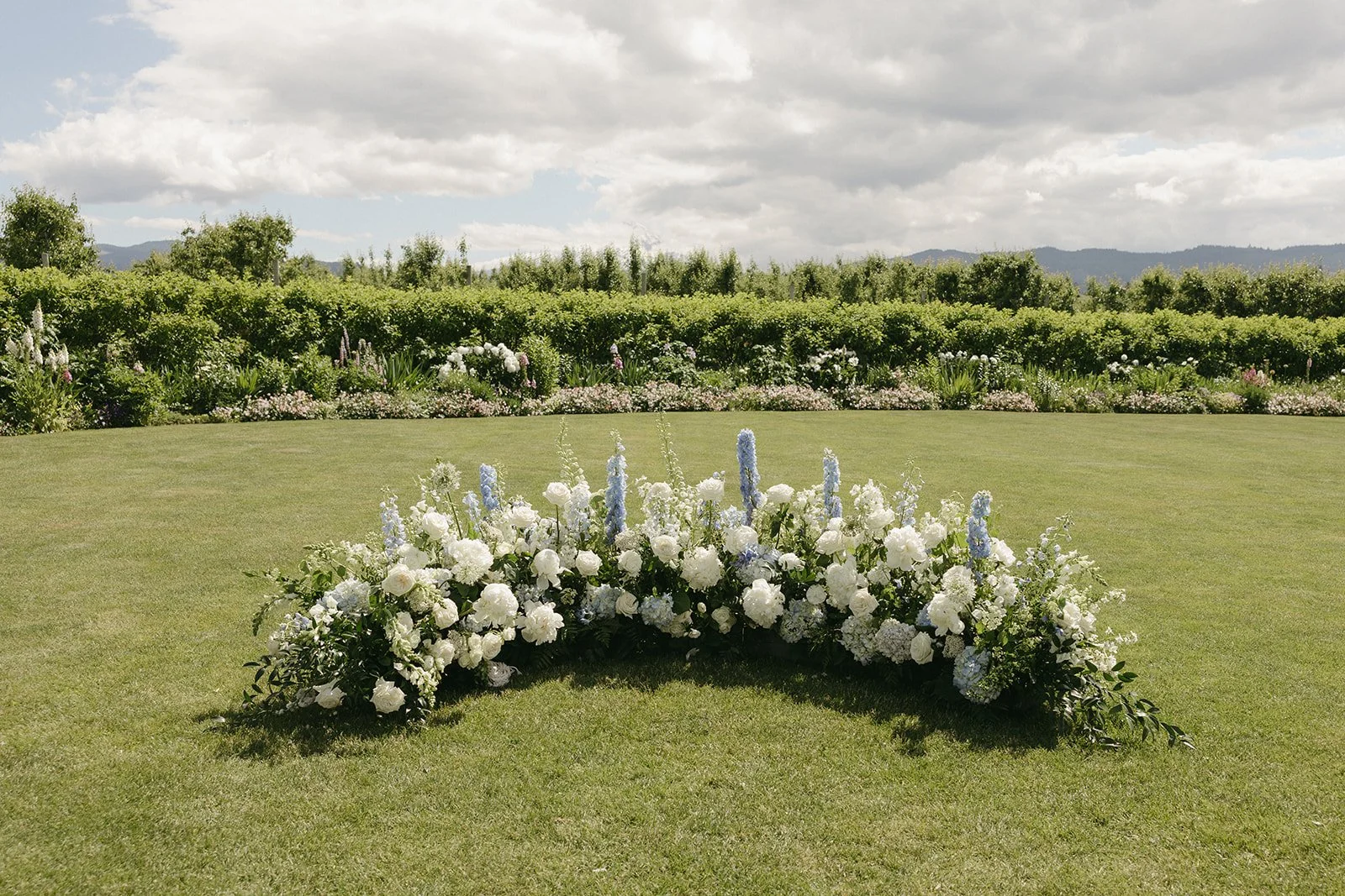 the-orchard-hood-river-outdoor-wedding-ceremony-floral-crescent.jpg