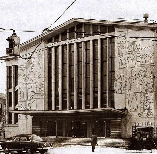  Photo by V. Stelmashonok, G. Vaschenko. Sgraffito on the facade of the Palace of Culture of the Wool Factory, arch. S. Musinsky, L. Kodzar. 