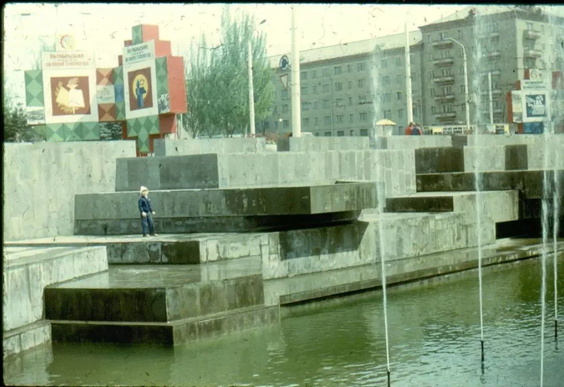   Фантан каля гасцініцы  « Турыст » , Растоў-на-Доне, 1975,     Крыніца    