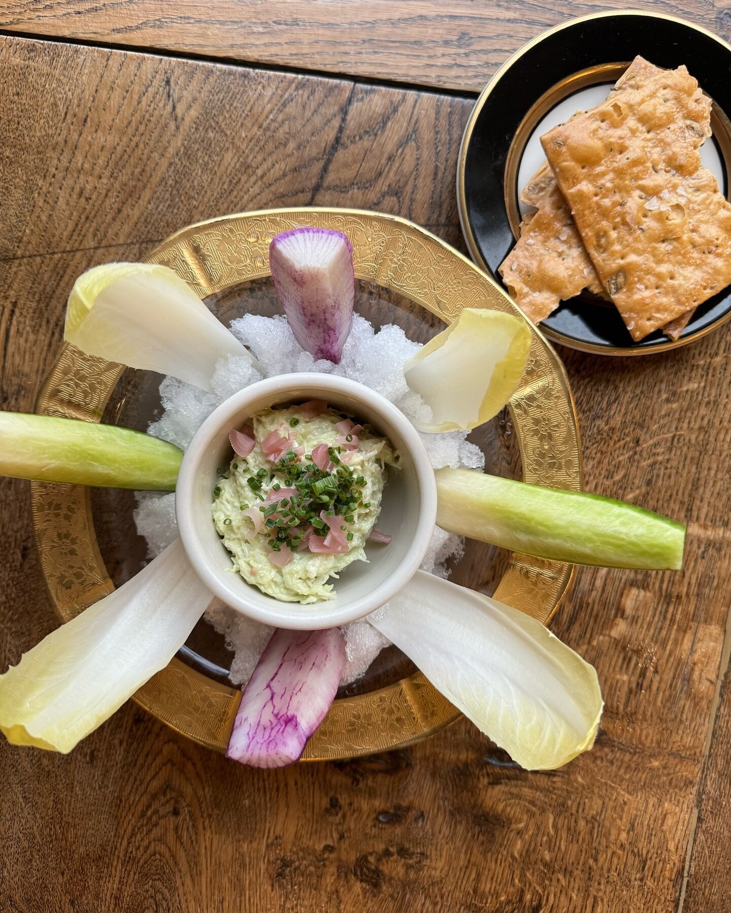 Maine peekytoe crab salad with pickled ramps and dill aioli. Served with fresh winter vegetables and @winslowstable birdseed crackers. A refreshing appetizer to kick off your evening at The Bistro. #justsayoui #maineseafood 

#seafood #shellfish #foo