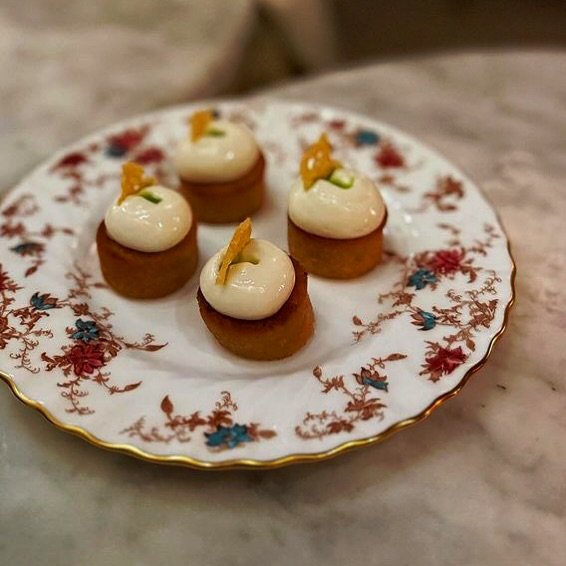 The Perfect Bite ✨ French onion financiers 

Savory caramelized onion almond cakes topped with Comte cheese and thyme oil. #justsayoui 

#savory #financiers #frenchfood #stleats #foosstagram 

📸 @patlikestoeat
