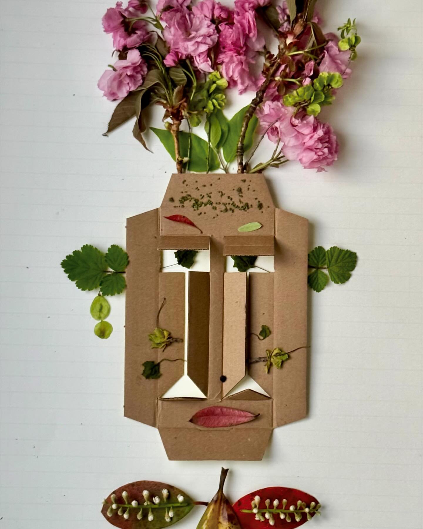 This box insert was en route to the recycling bin when I saw that it&rsquo;s a face. #dogwalkdiarynyc #iseefaces #iseefacesinthestrangestplaces #pareidolia #cardboardart #cherryblossoms #afterarcimboldo #assemblageart #dailycreative #ephemeralart