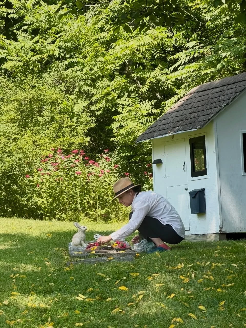 My husband captured me at play in our friend Dan&rsquo;s dream backyard in upstate New York. #dogwalkdiarynyc #perfectsummerday #botanicalart #artandnature #ephemeralartjourneysdaily