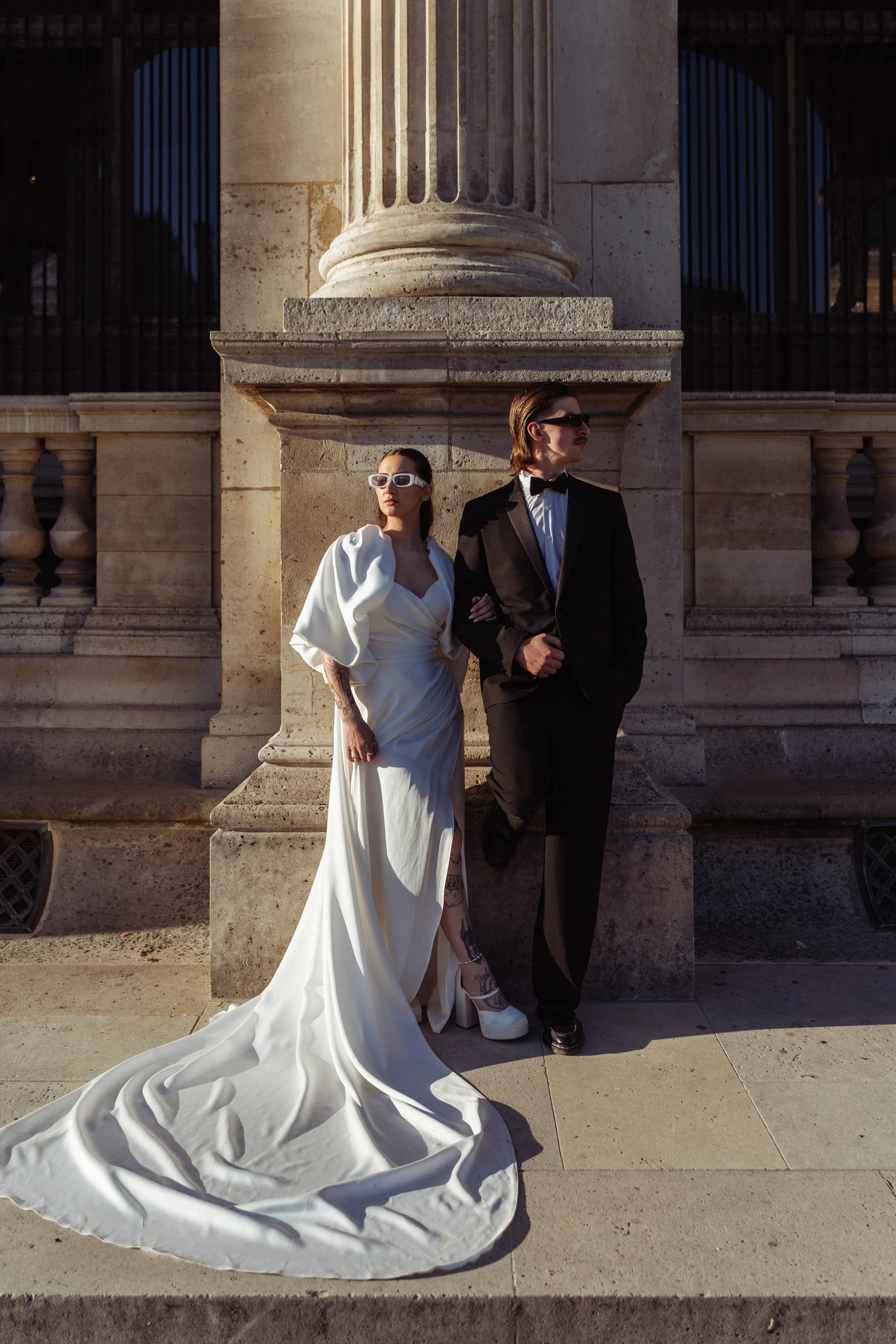 Man and woman leaning against the arc de triomphe