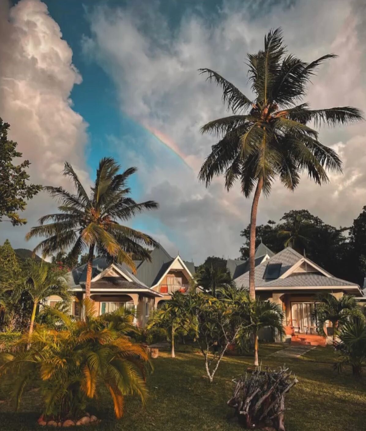 🌈 over Footprints. We love seeing the place through our guest&rsquo;s lens.

This gorgeous picture was taken by the talented @sundelight_travel .
💙

#rainbow #seychellesfootprints #islandstyle #islandlife #praslinvisit #familytravel #seychellesisla